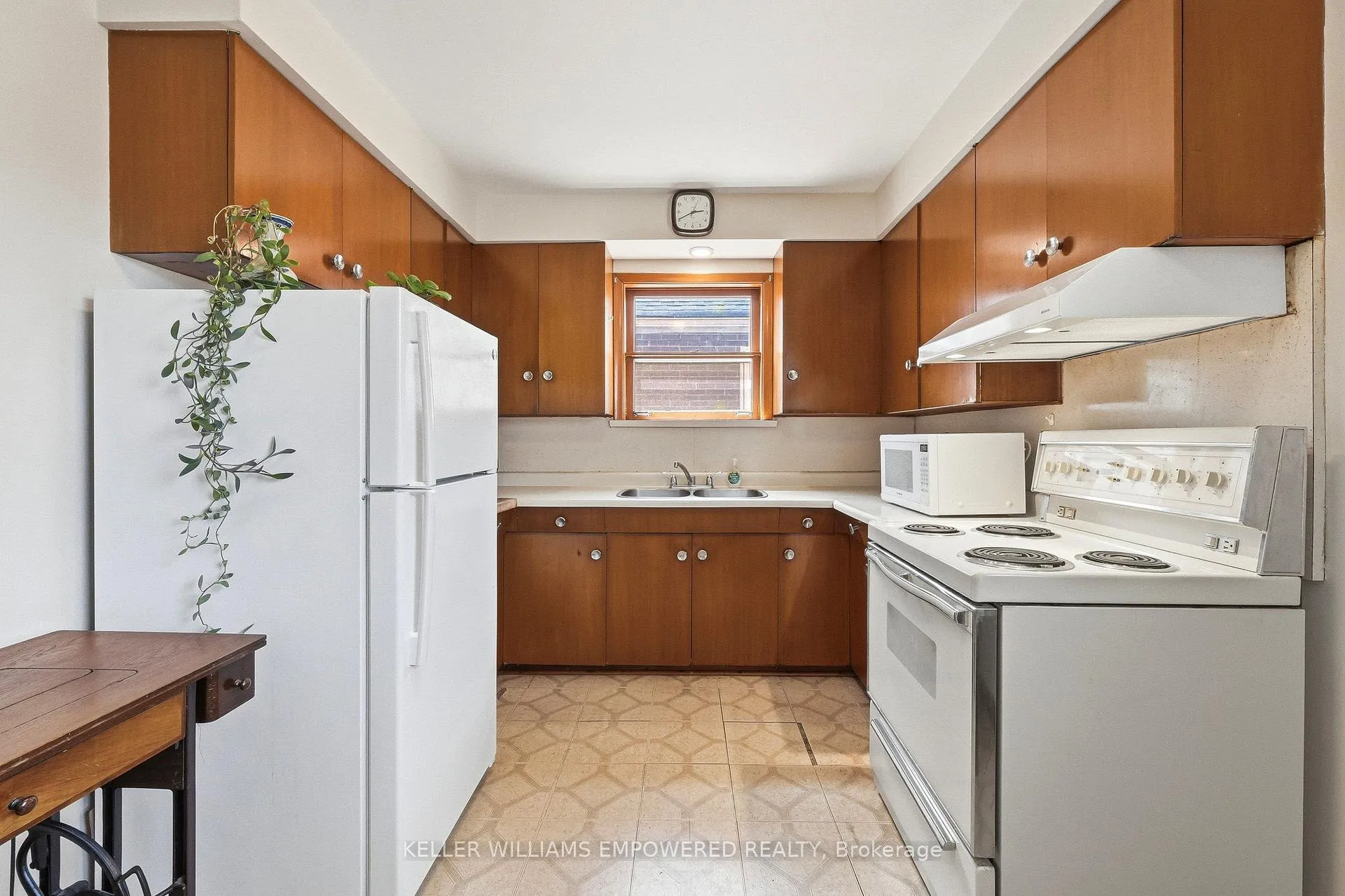 Photo 14 of 28 East Drive, Toronto, Rockcliffe-Smythe — HOMEH