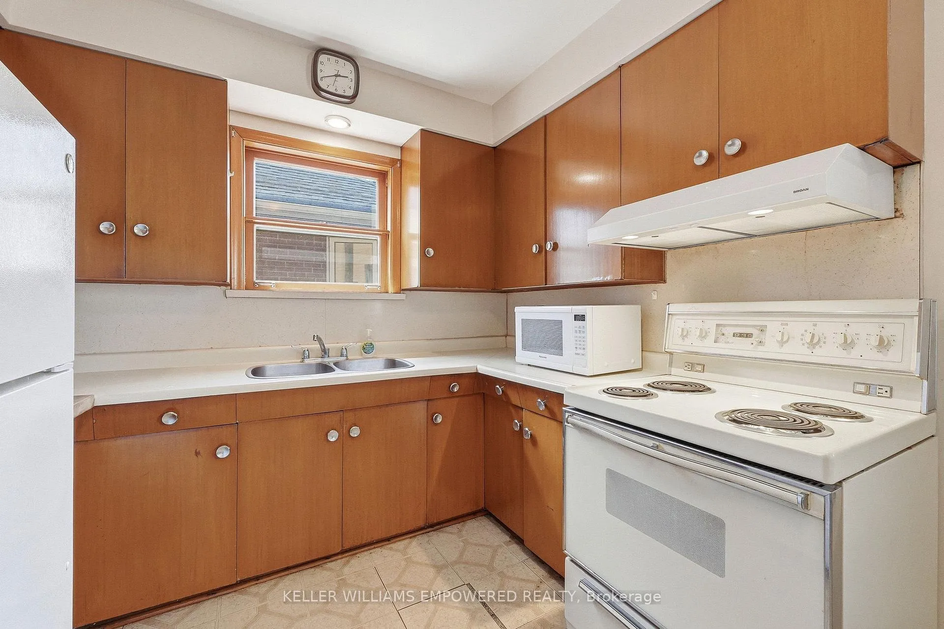 Photo 16 of 28 East Drive, Toronto, Rockcliffe-Smythe — HOMEH