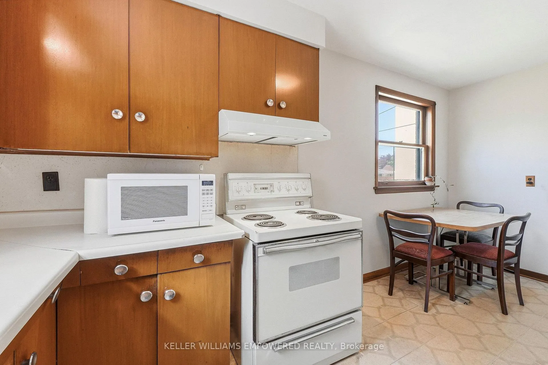 Photo 17 of 28 East Drive, Toronto, Rockcliffe-Smythe — HOMEH