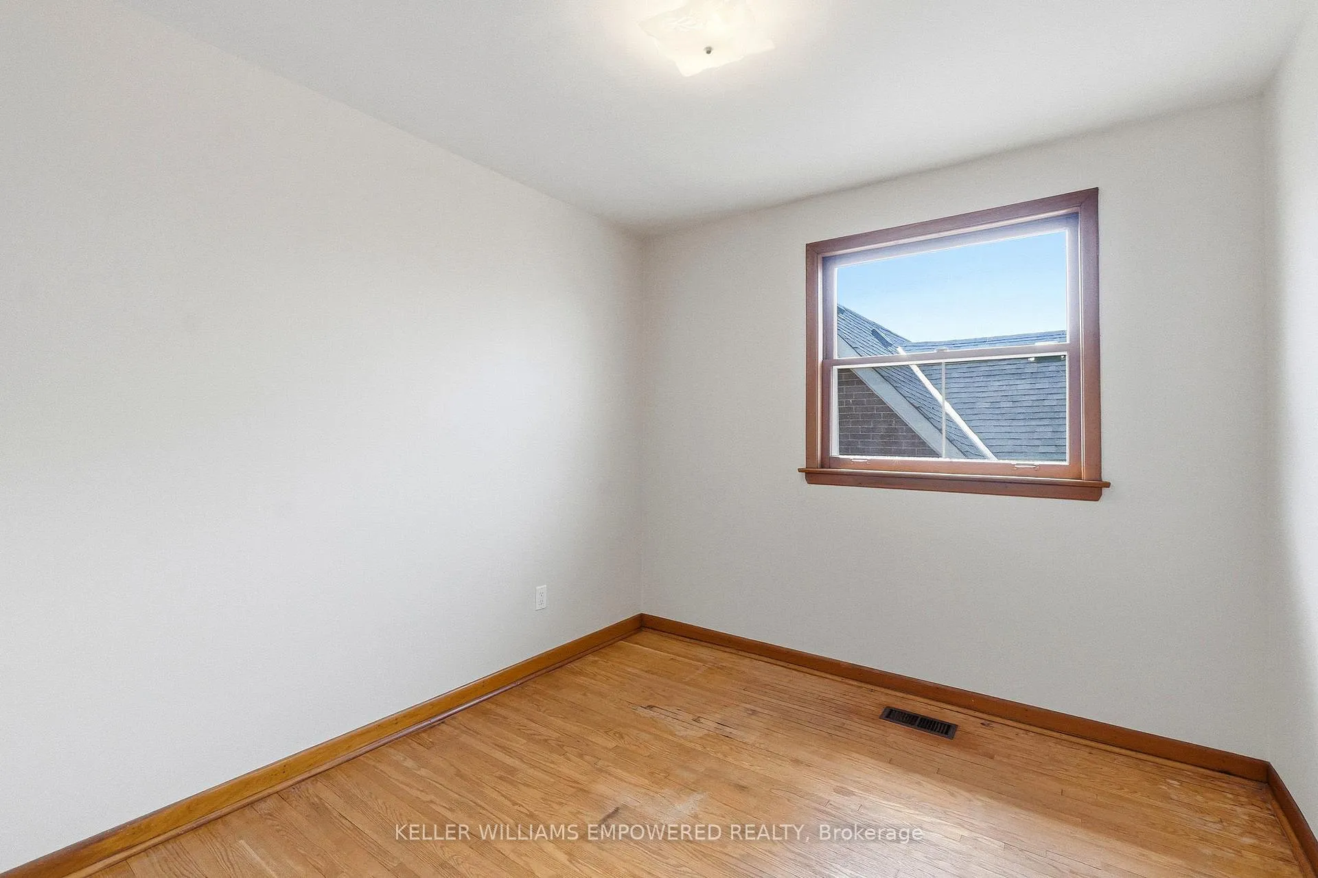 Photo 23 of 28 East Drive, Toronto, Rockcliffe-Smythe — HOMEH