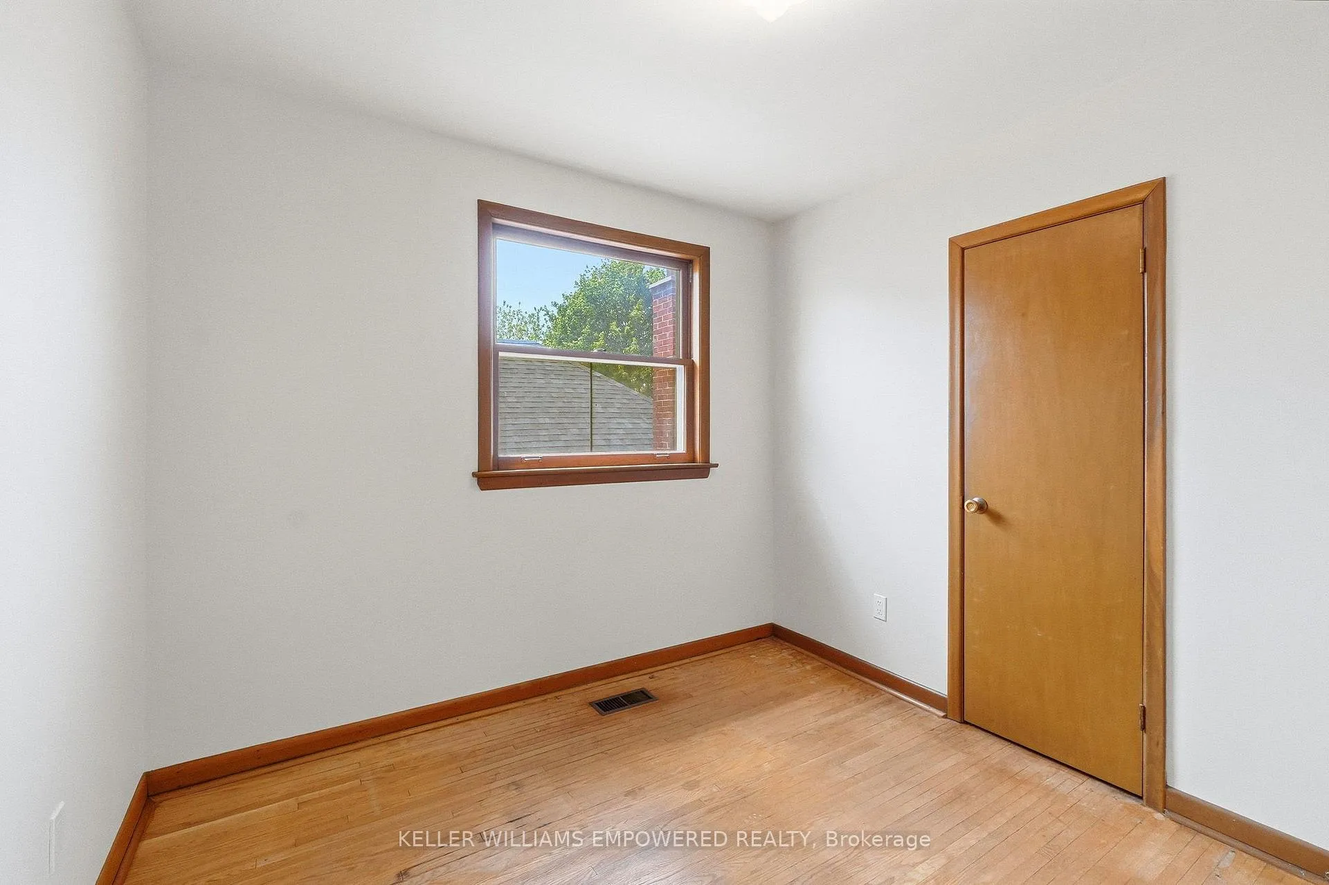 Photo 24 of 28 East Drive, Toronto, Rockcliffe-Smythe — HOMEH
