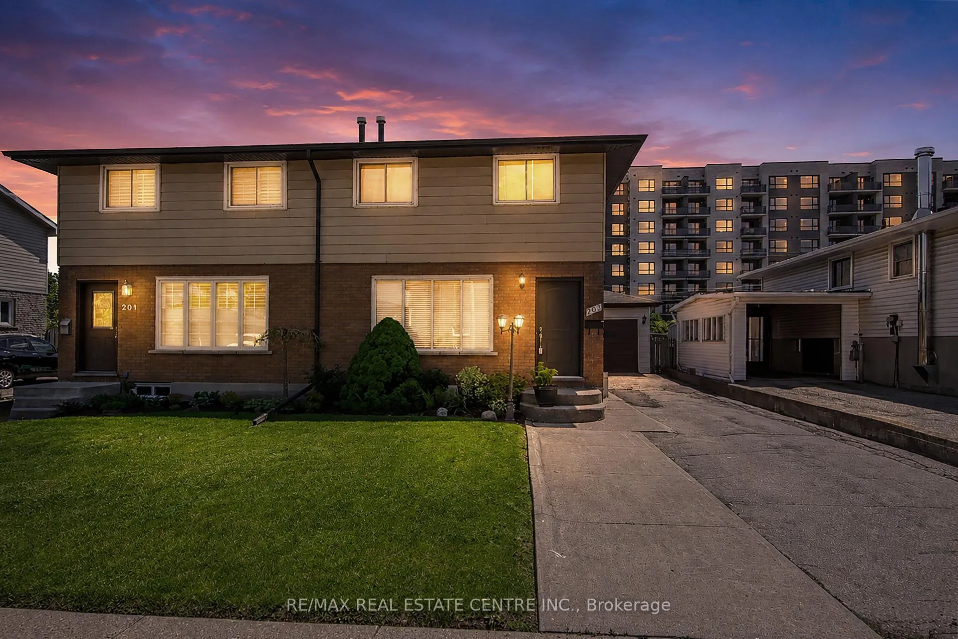 Photo 2 of 203 Moffat Drive, Cambridge — HOMEH