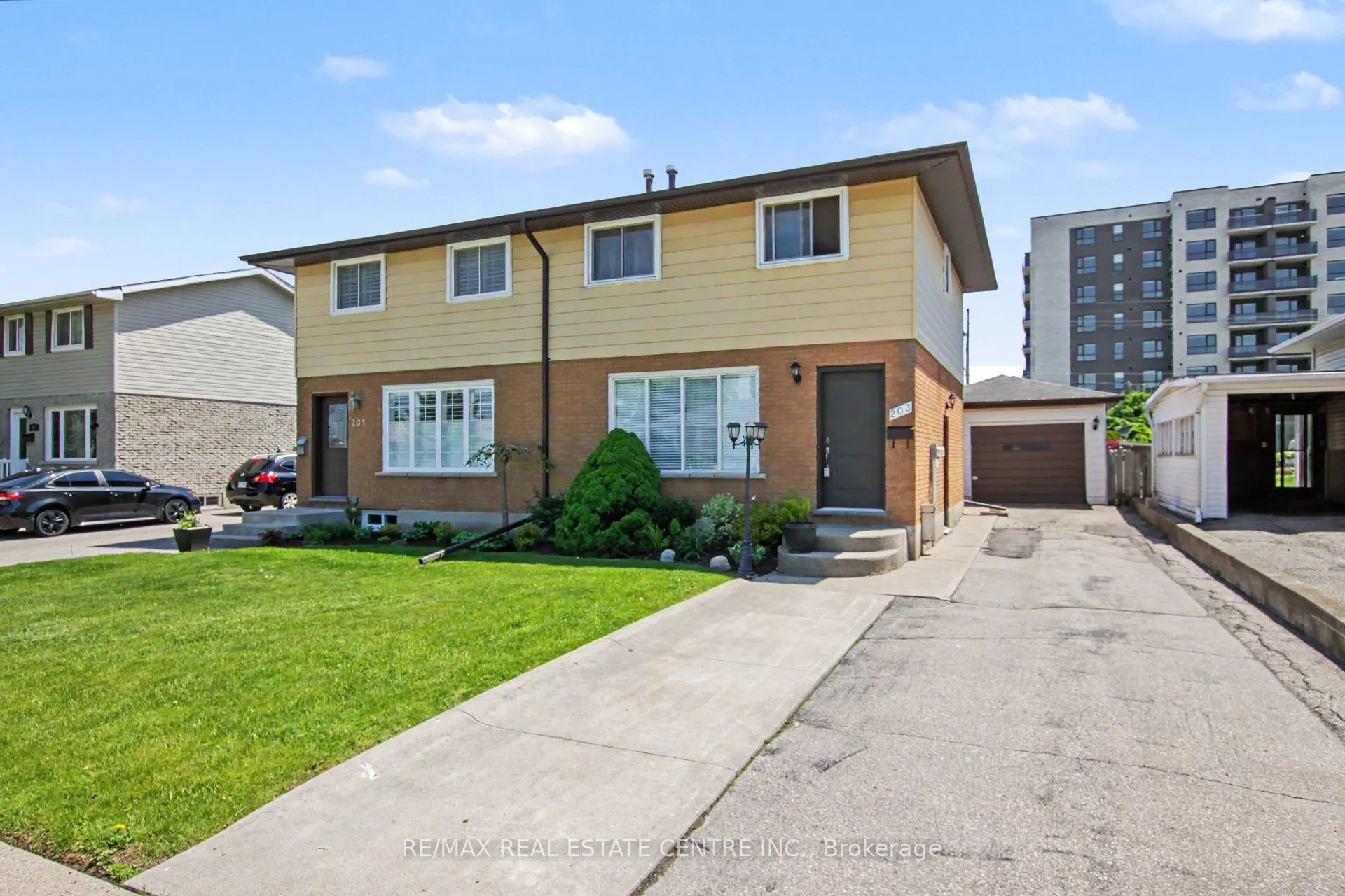 Photo 3 of 203 Moffat Drive, Cambridge — HOMEH