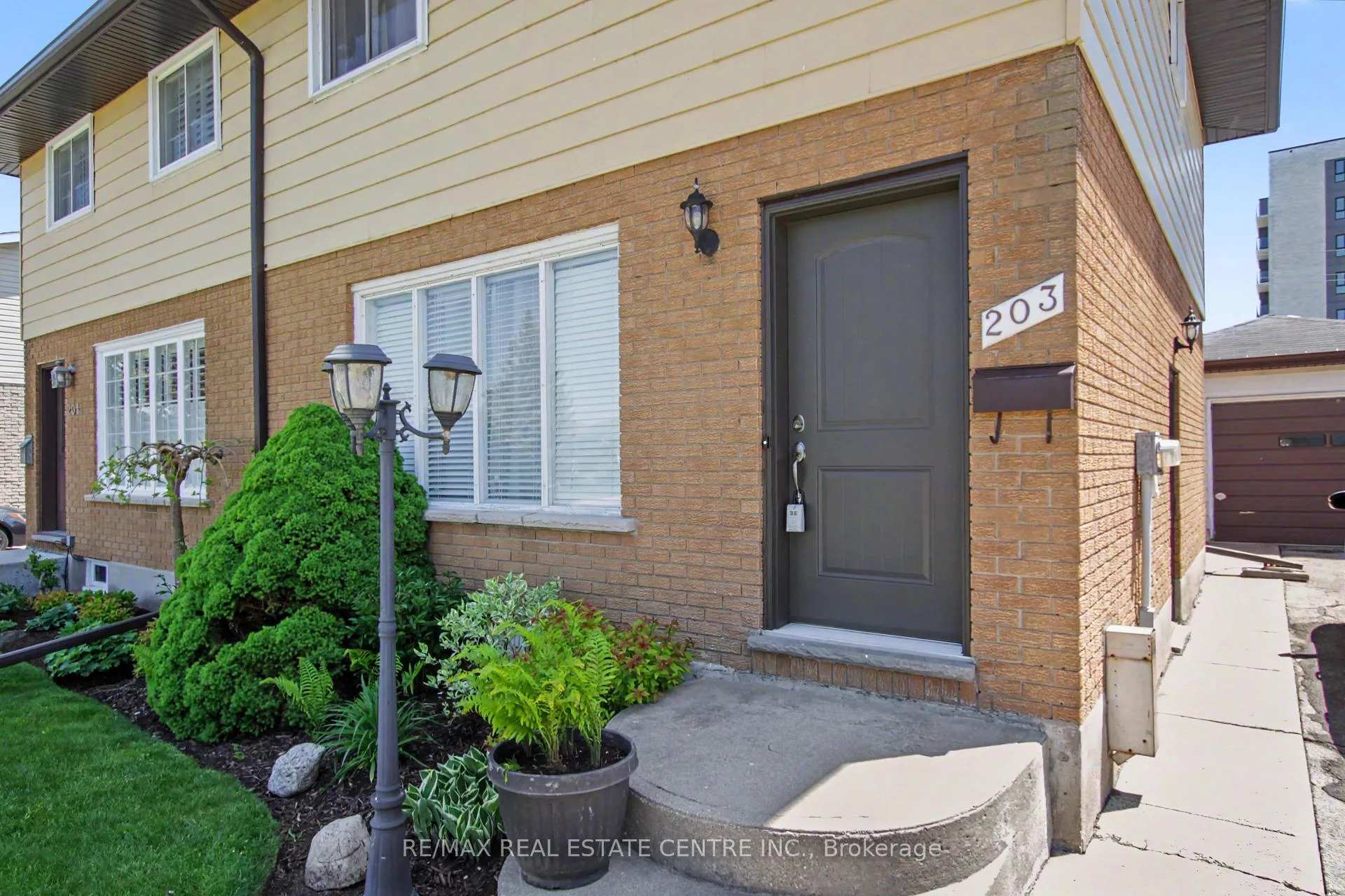 Photo 5 of 203 Moffat Drive, Cambridge — HOMEH