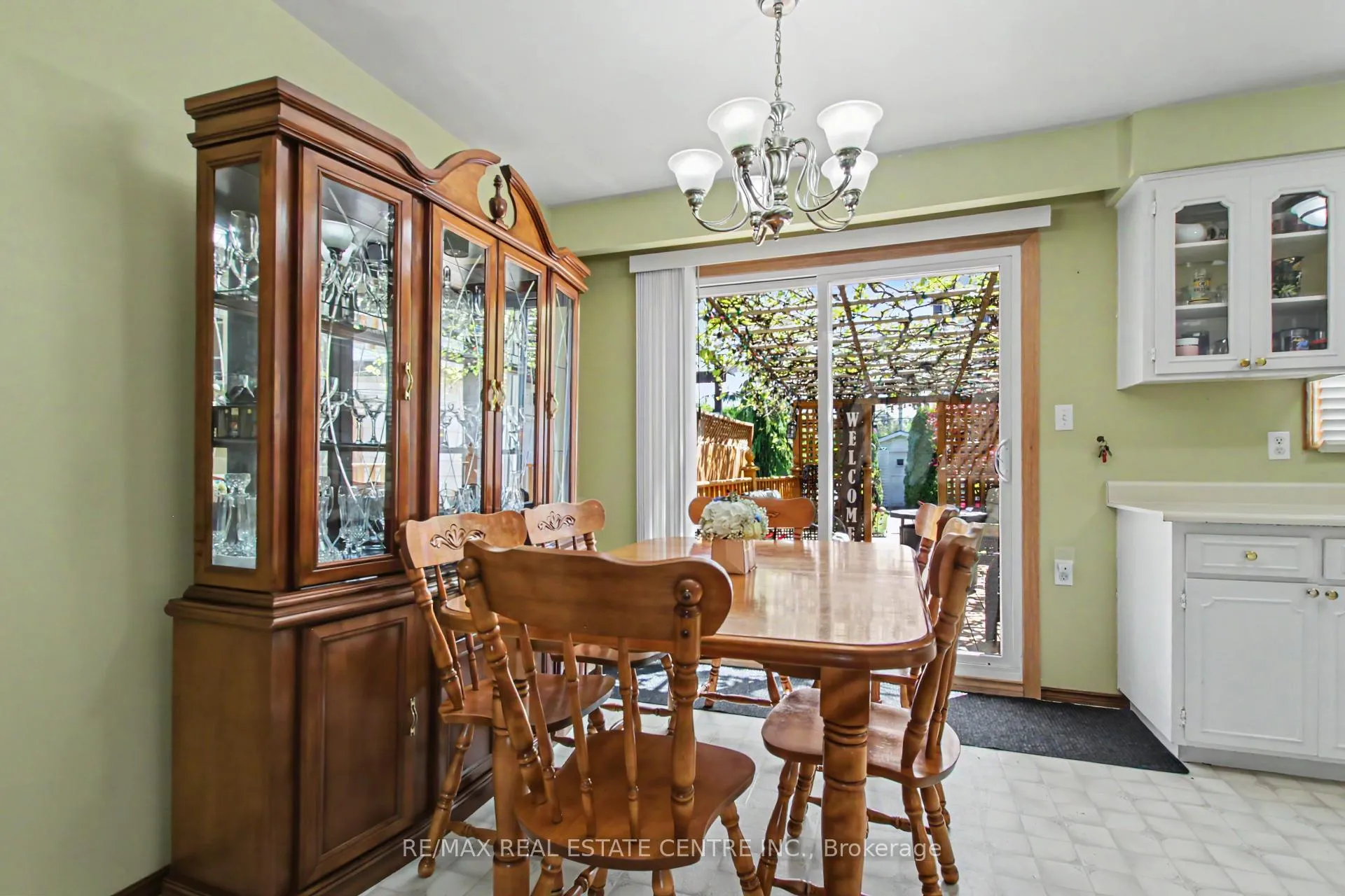 Photo 8 of 203 Moffat Drive, Cambridge — HOMEH
