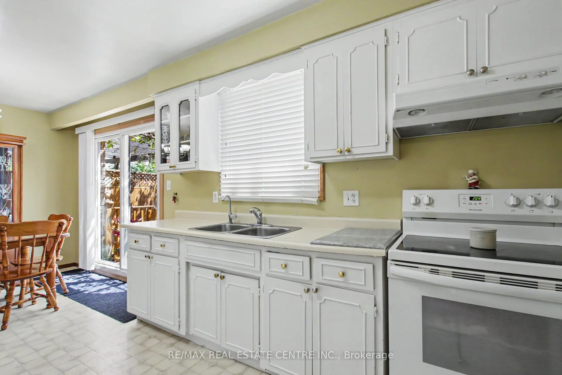 Photo 11 of 203 Moffat Drive, Cambridge — HOMEH