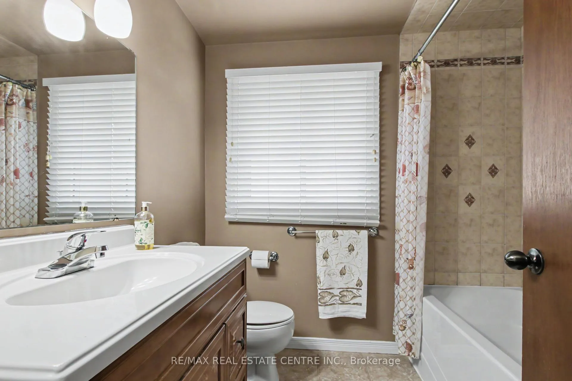 Photo 16 of 203 Moffat Drive, Cambridge — HOMEH