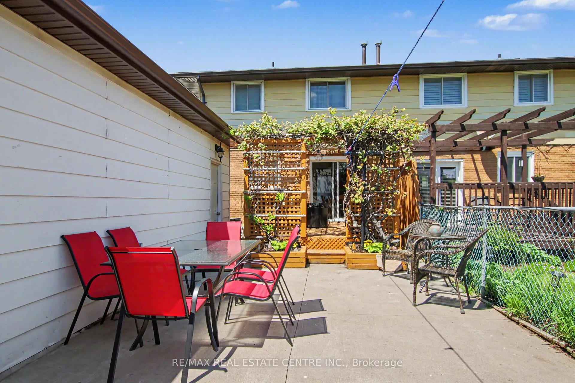 Photo 24 of 203 Moffat Drive, Cambridge — HOMEH