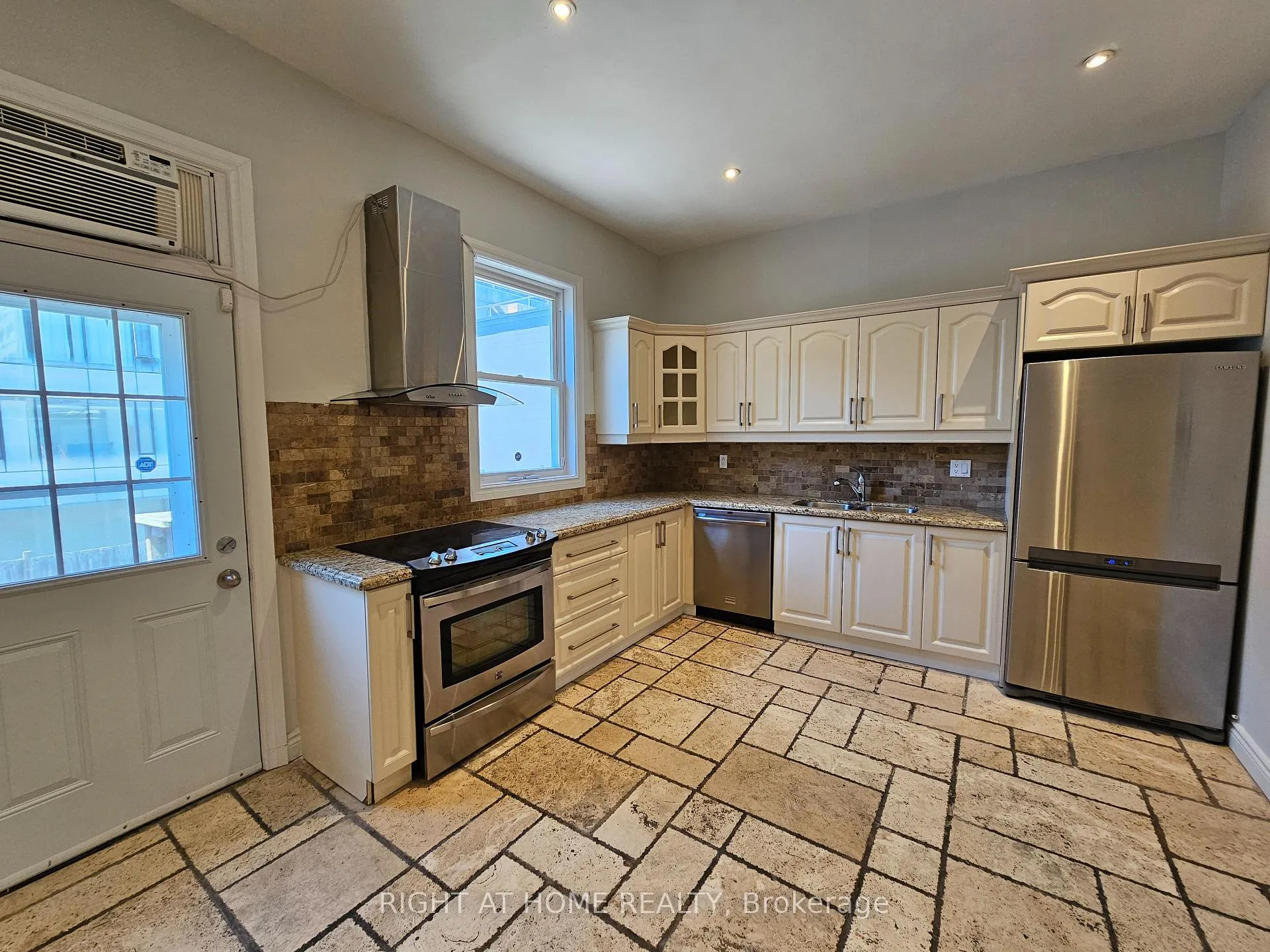 Photo 2 of Unit 3F, 550 Yonge Street, Toronto, Bay Street Corridor — HOMEH