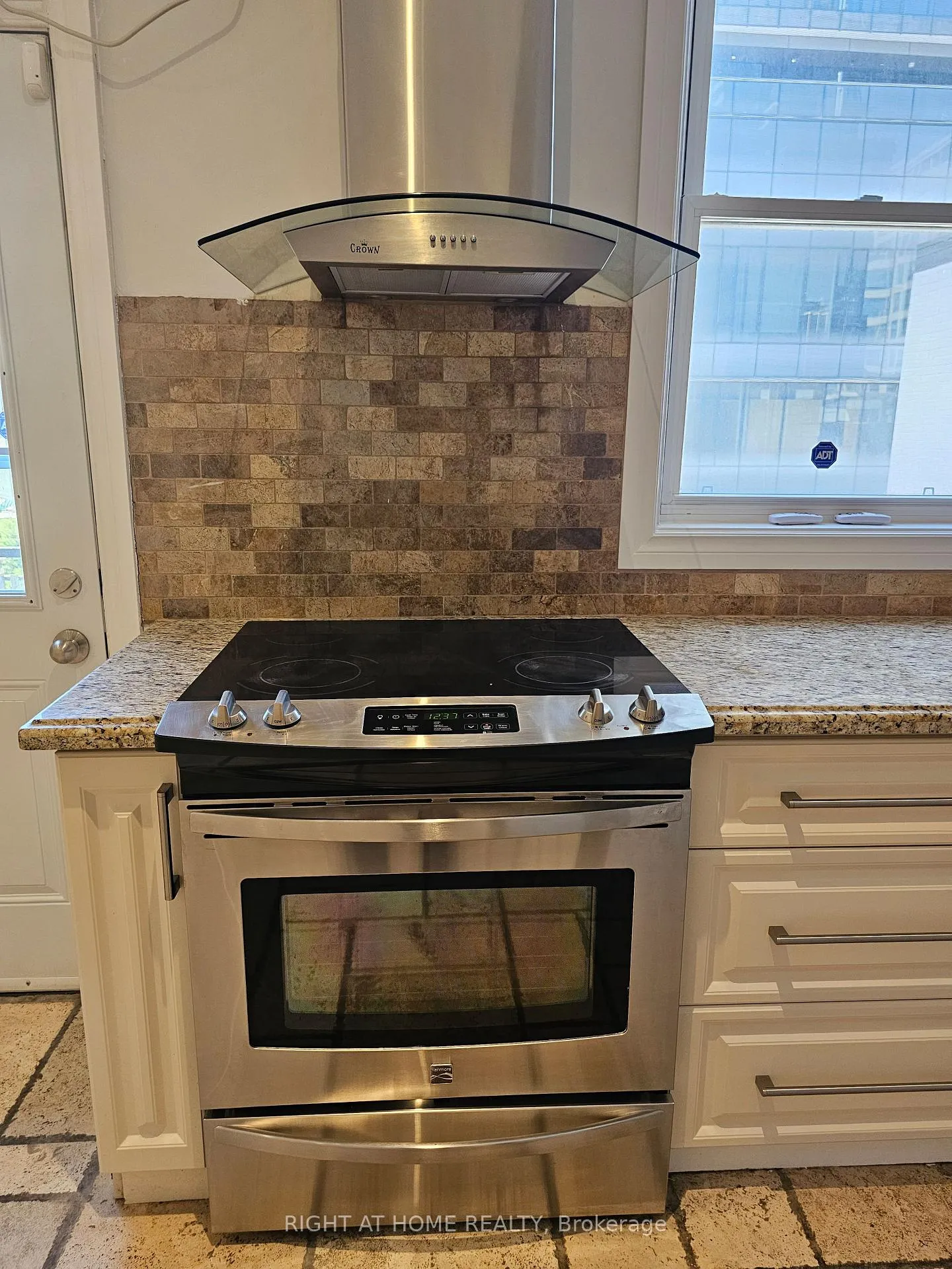 Photo 4 of Unit 3F, 550 Yonge Street, Toronto, Bay Street Corridor — HOMEH