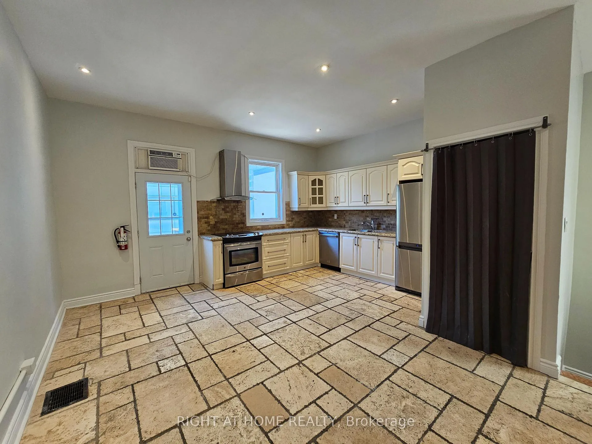 Photo 5 of Unit 3F, 550 Yonge Street, Toronto, Bay Street Corridor — HOMEH