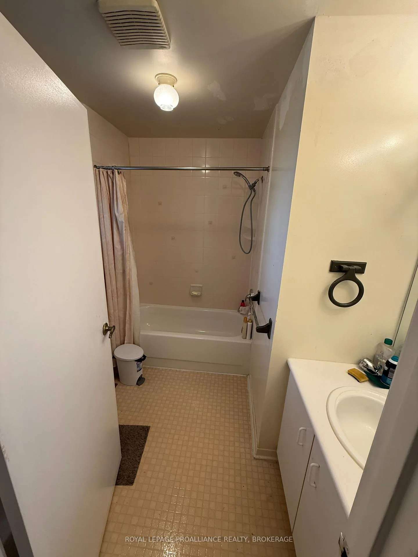 Photo 11 of 772 Littlestone Crescent, Kingston, East Gardiners Rd — HOMEH