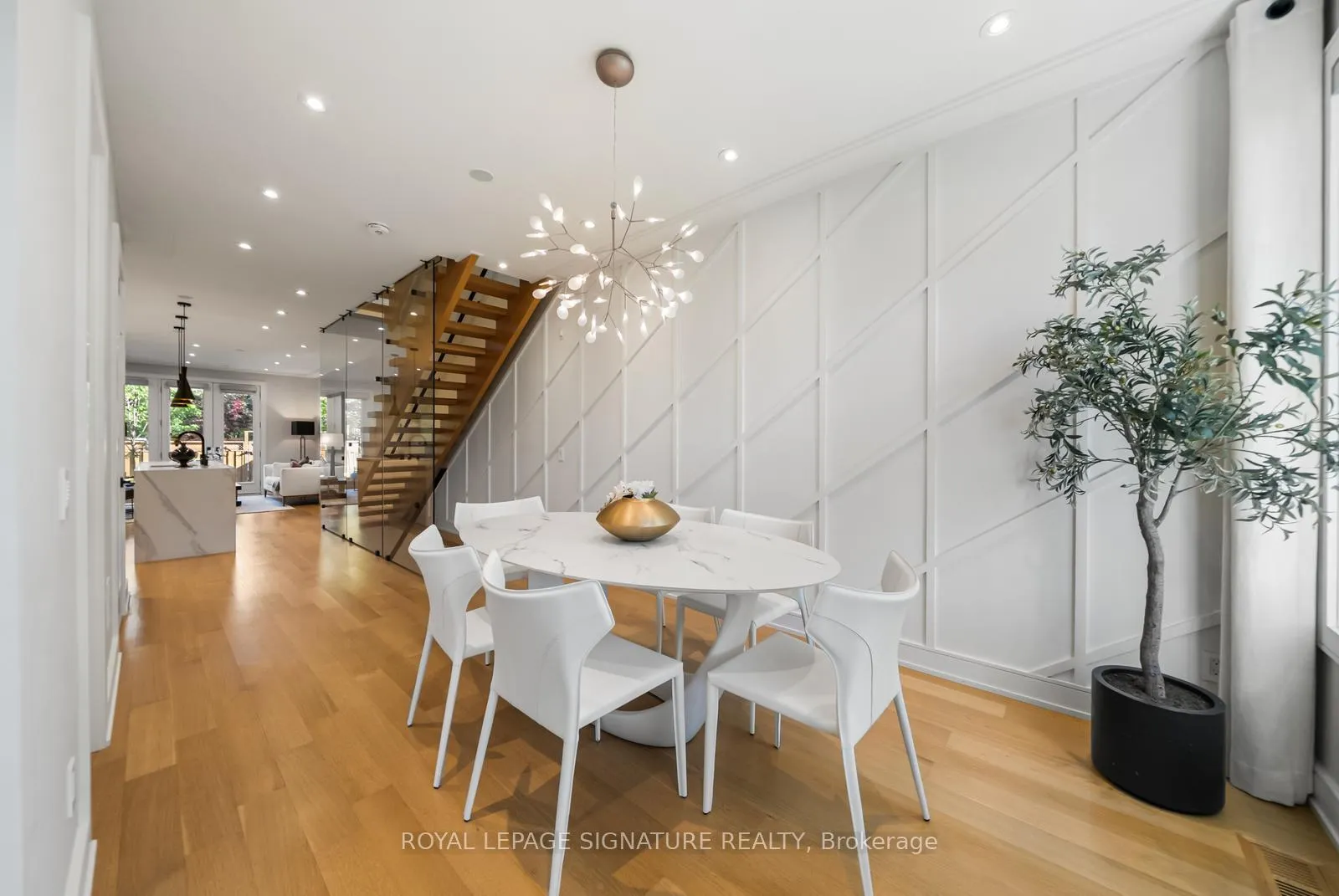 Photo 4 of 588 Woburn Avenue, Toronto, Bedford Park-Nortown — HOMEH