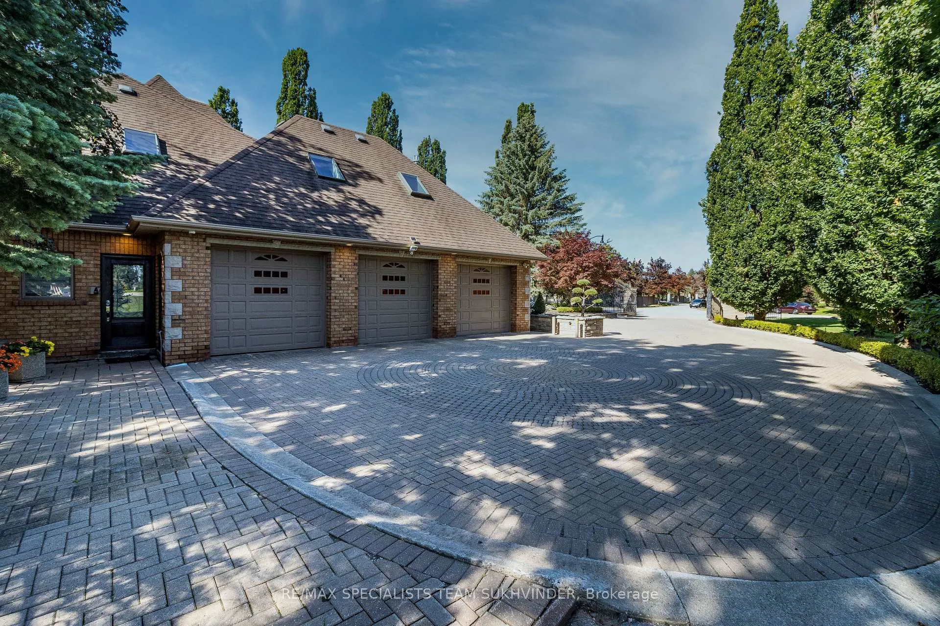Photo 6 of 12 Edgeforest Drive, Brampton, Toronto Gore Rural Estate — HOMEH
