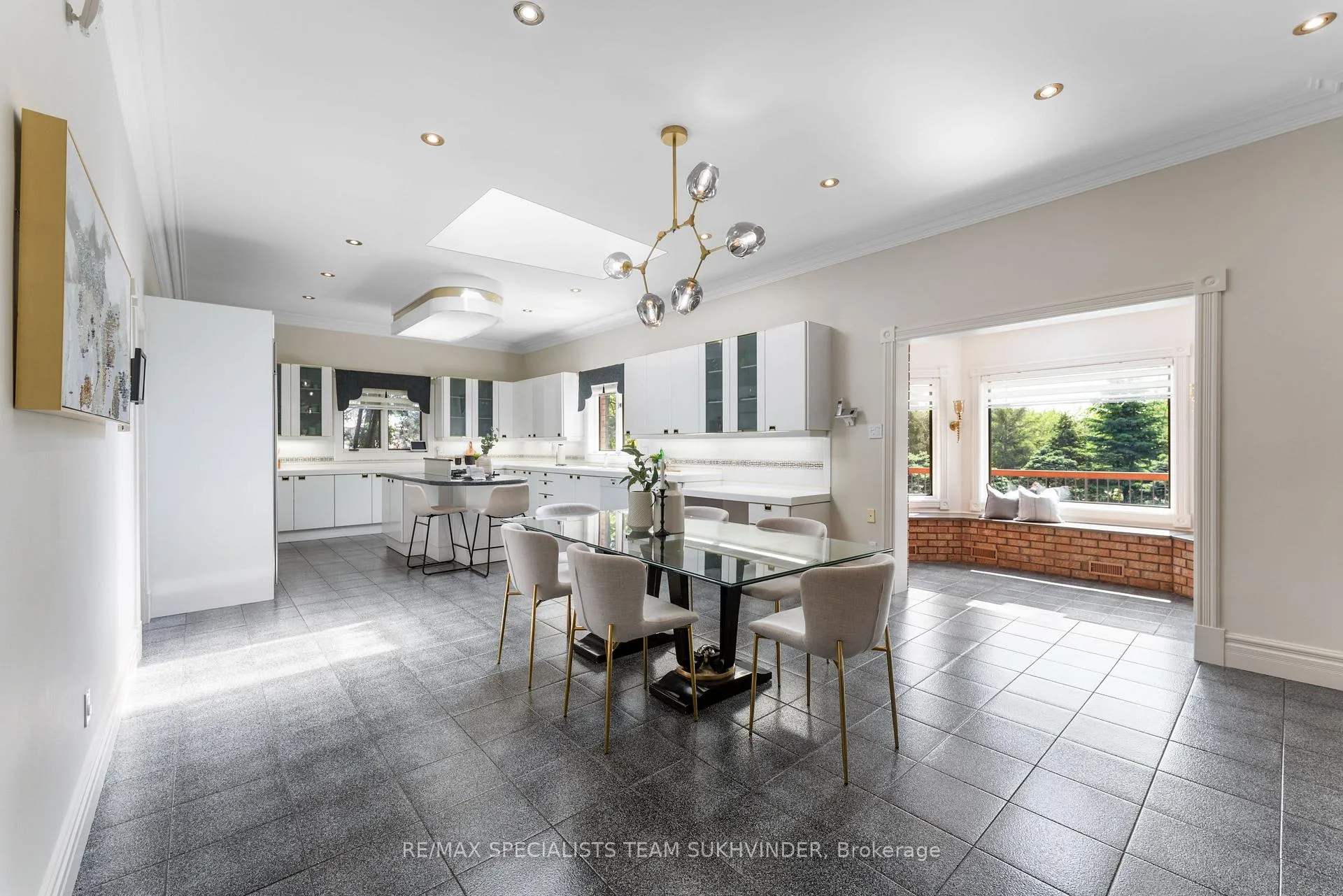 Photo 10 of 12 Edgeforest Drive, Brampton, Toronto Gore Rural Estate — HOMEH