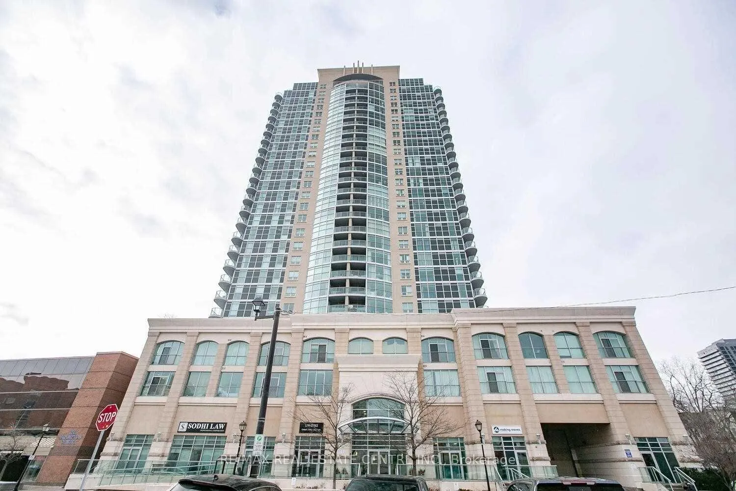 Front of Unit 814, 9 George Street N