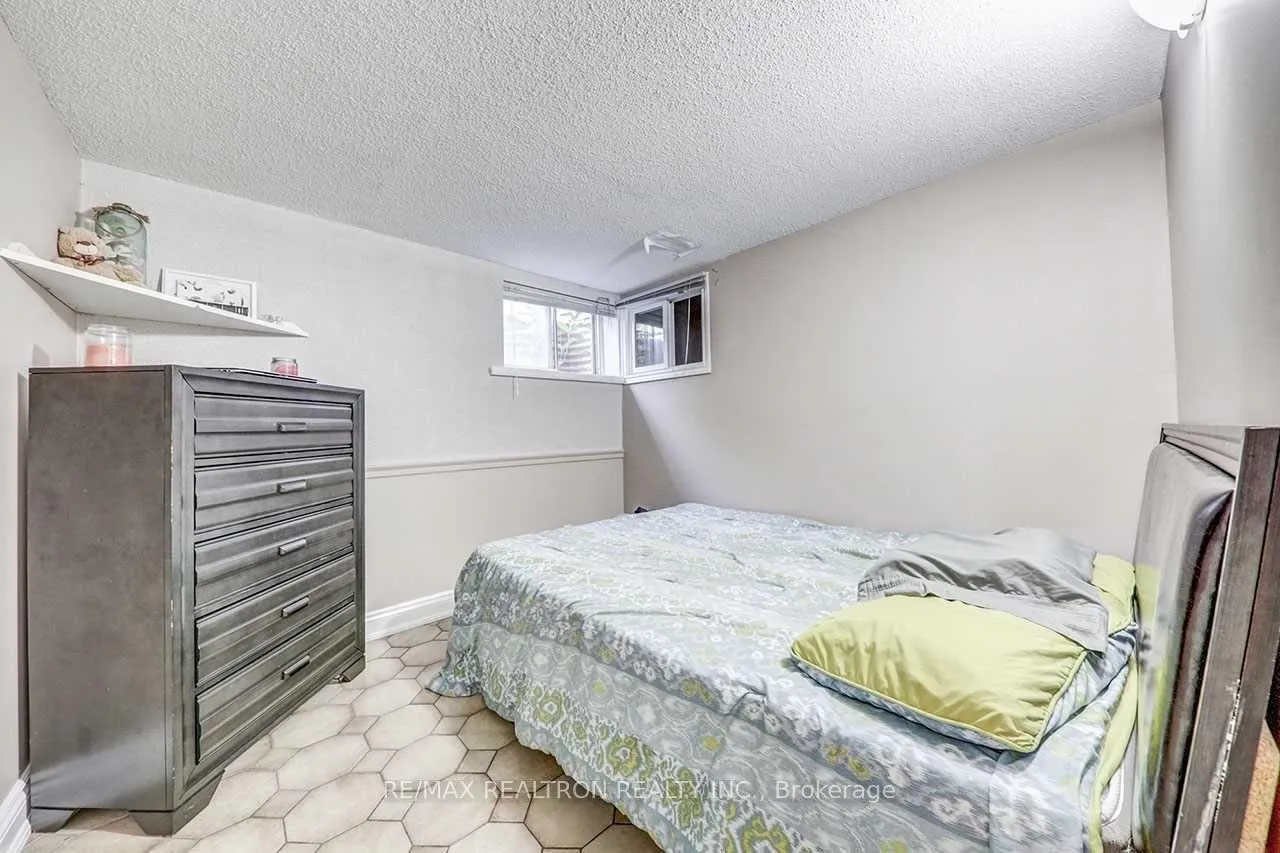 Photo 17 of 117 Dunsfold Drive, Scarborough, Malvern — HOMEH