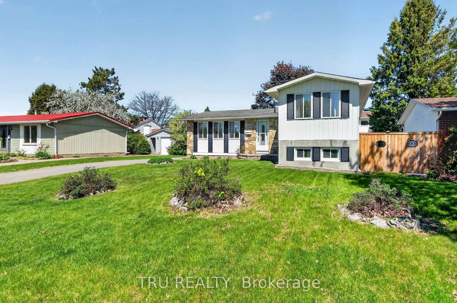 Photo 2 of 333 Amiens Street, Ottawa, Bilberry Creek/Queenswood Heights — HOMEH