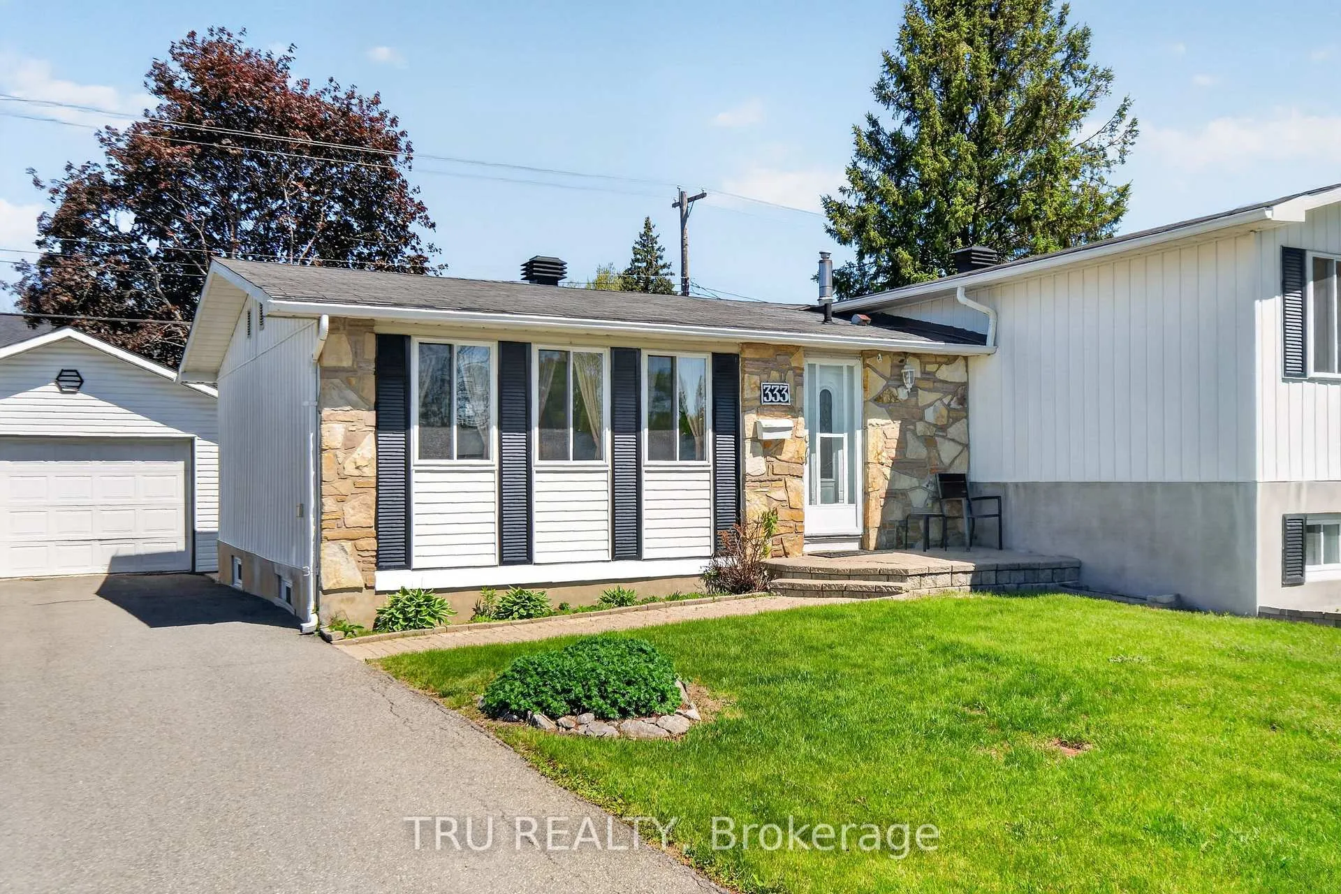Photo 3 of 333 Amiens Street, Ottawa, Bilberry Creek/Queenswood Heights — HOMEH