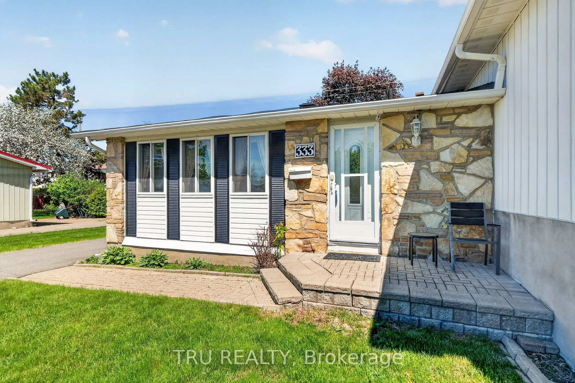 Photo 4 of 333 Amiens Street, Ottawa, Bilberry Creek/Queenswood Heights — HOMEH