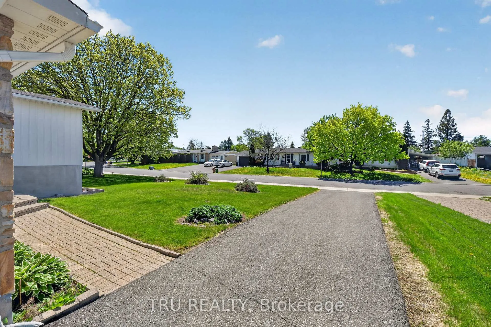 Photo 5 of 333 Amiens Street, Ottawa, Bilberry Creek/Queenswood Heights — HOMEH