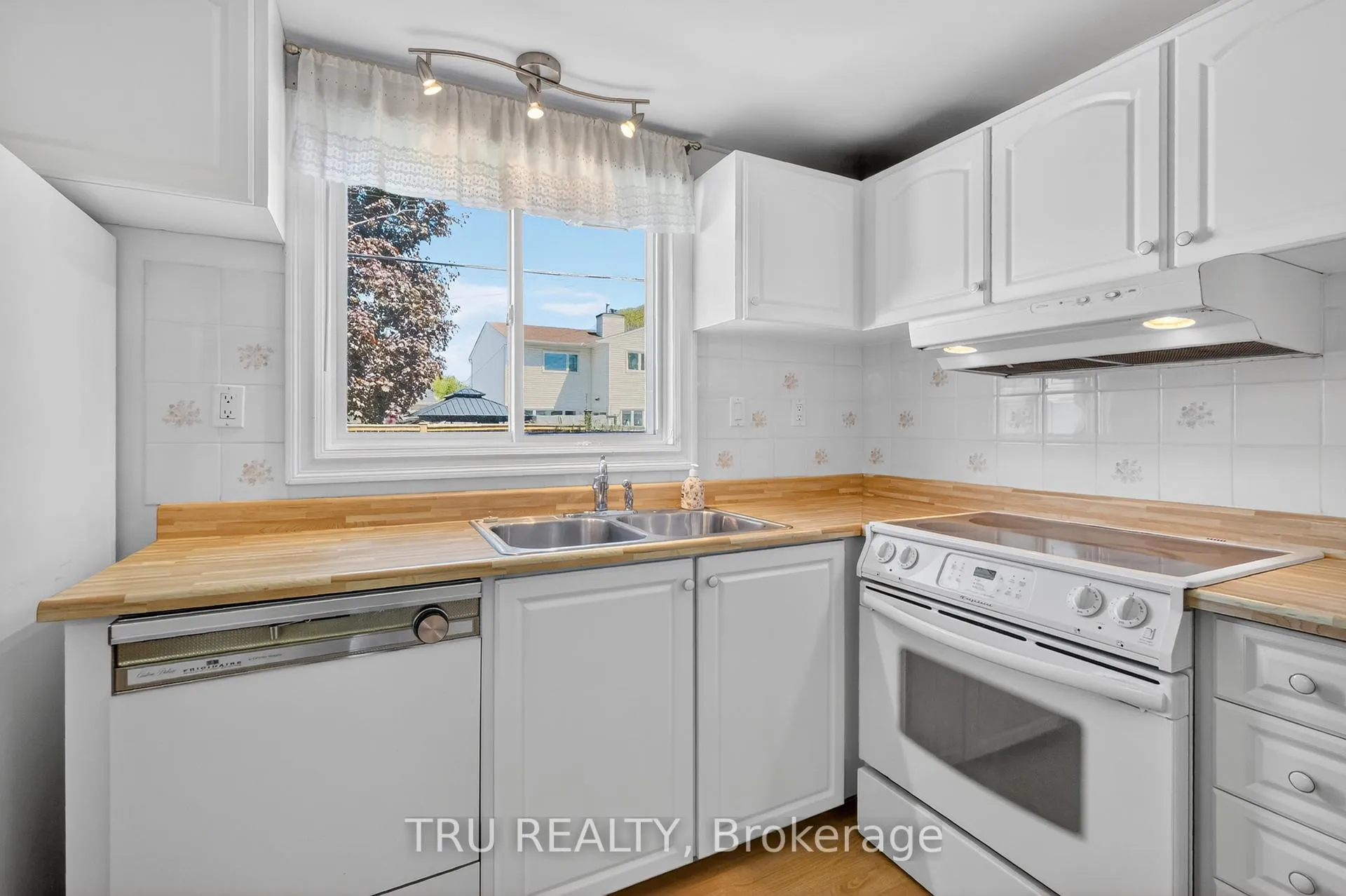 Photo 15 of 333 Amiens Street, Ottawa, Bilberry Creek/Queenswood Heights — HOMEH