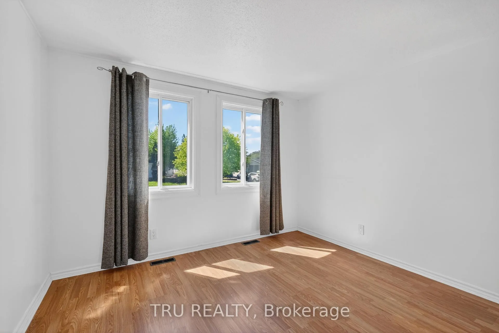 Photo 23 of 333 Amiens Street, Ottawa, Bilberry Creek/Queenswood Heights — HOMEH