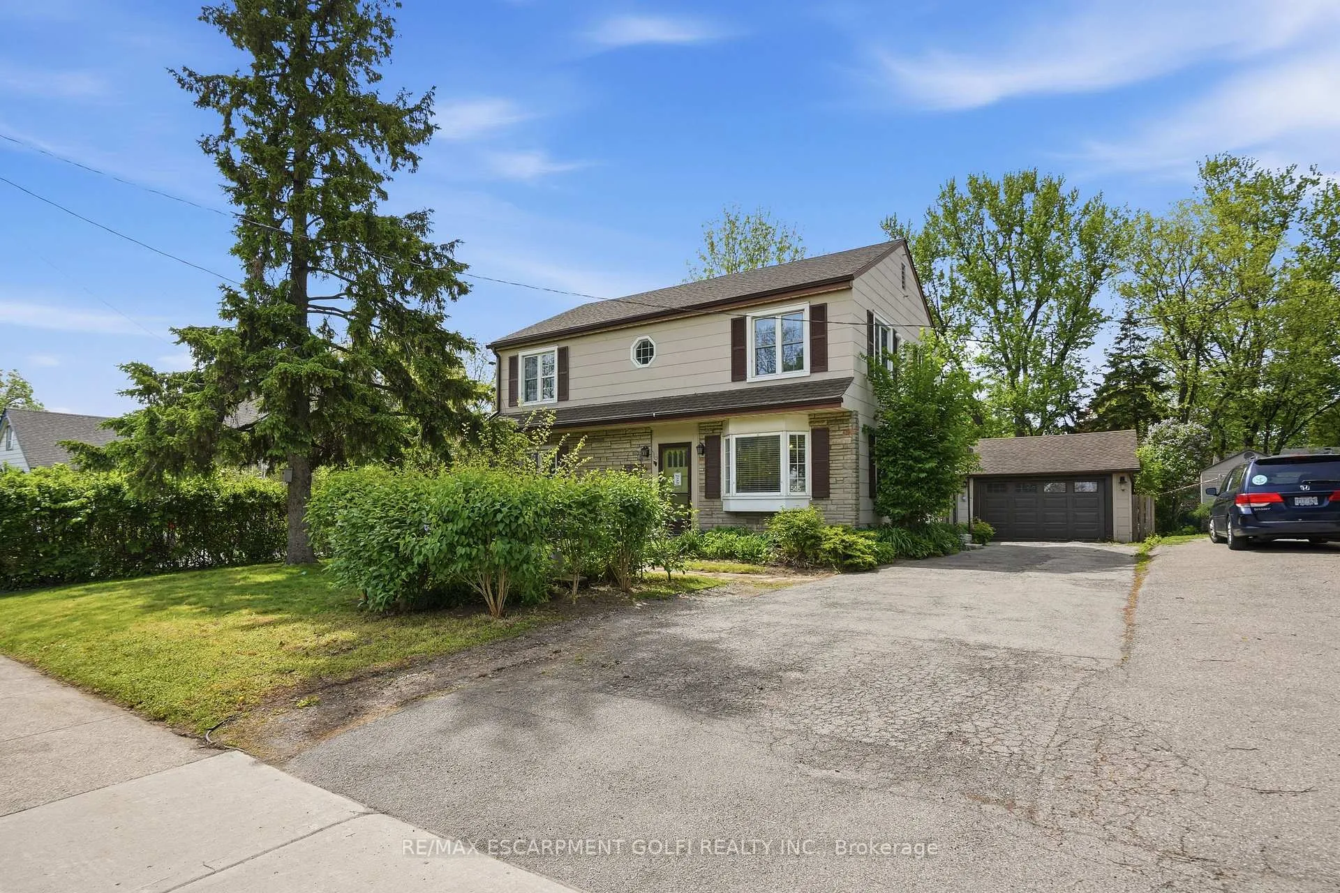 Front of 545 Mohawk Road W