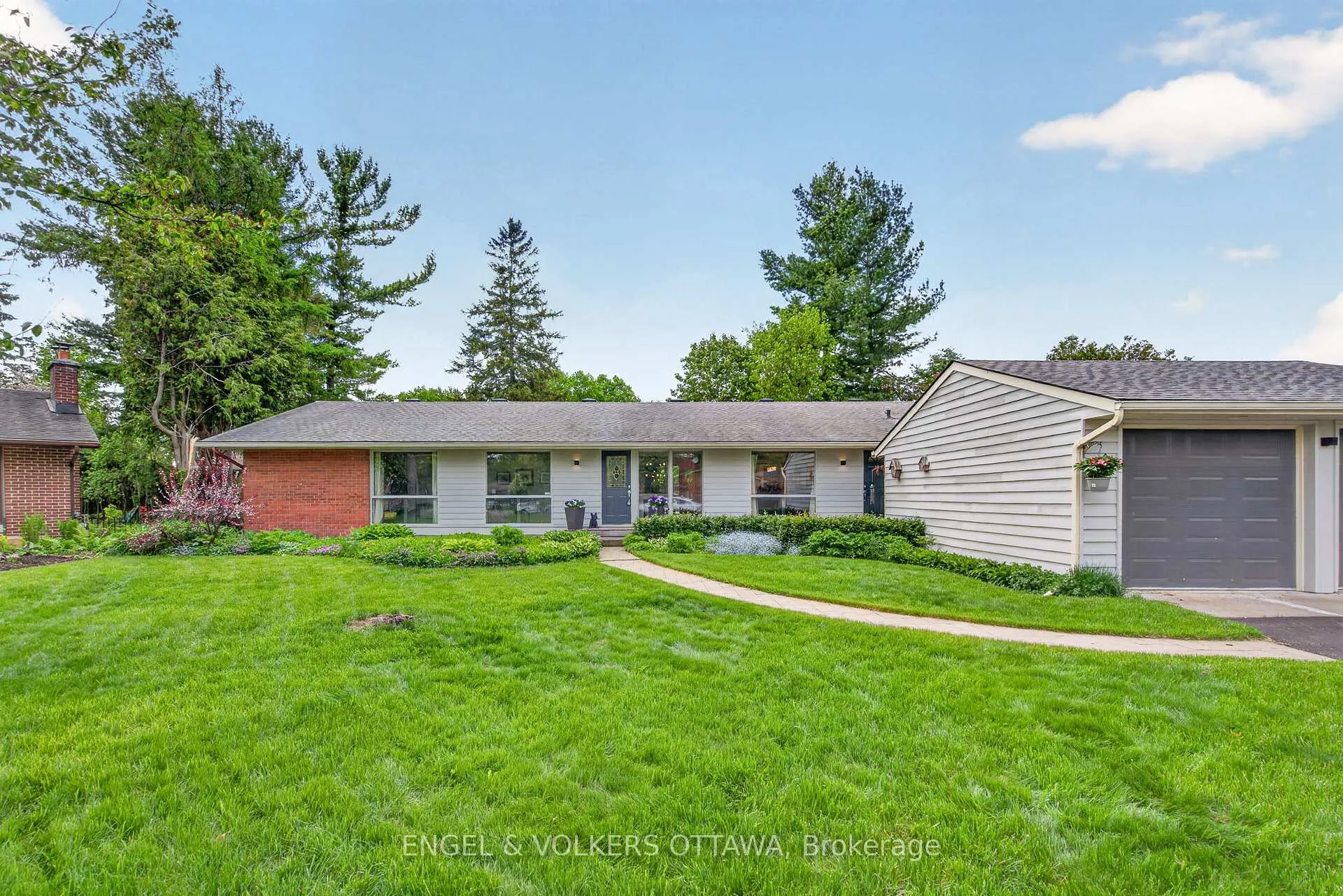 Front of 35 Riopelle Court