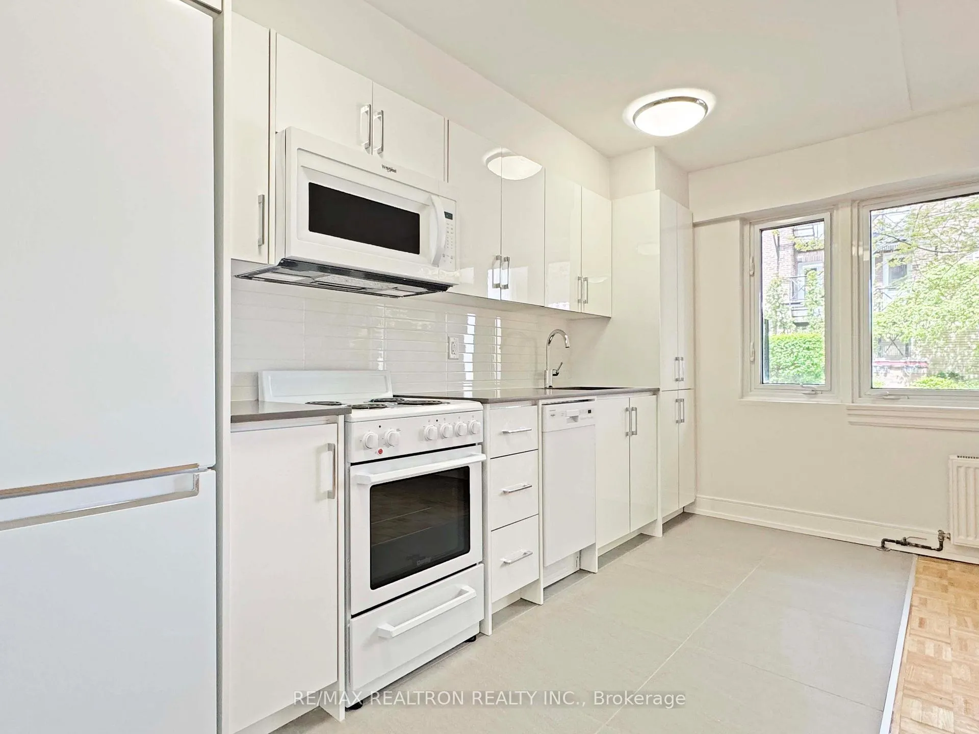 Photo 4 of Unit B3, 95 Lawton Boulevard, Toronto, Yonge-St. Clair — HOMEH