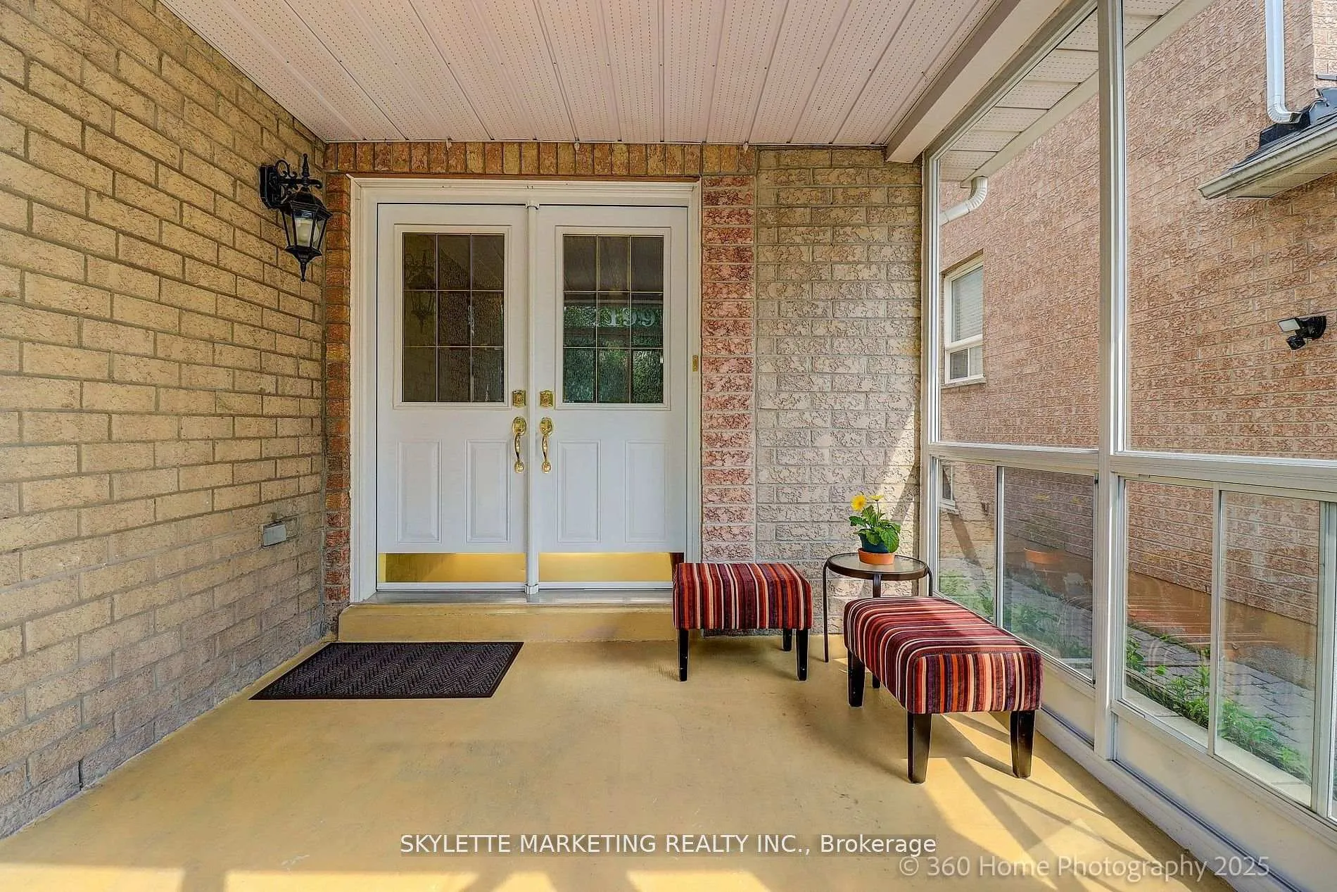 Photo 4 of 199 Kayla Crescent, Vaughan, Maple — HOMEH