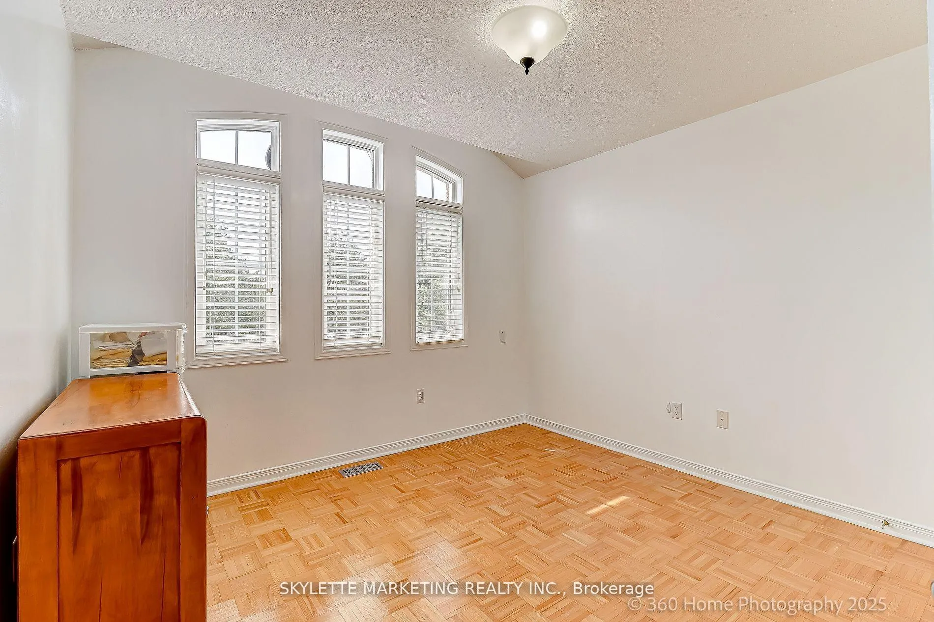 Photo 15 of 199 Kayla Crescent, Vaughan, Maple — HOMEH