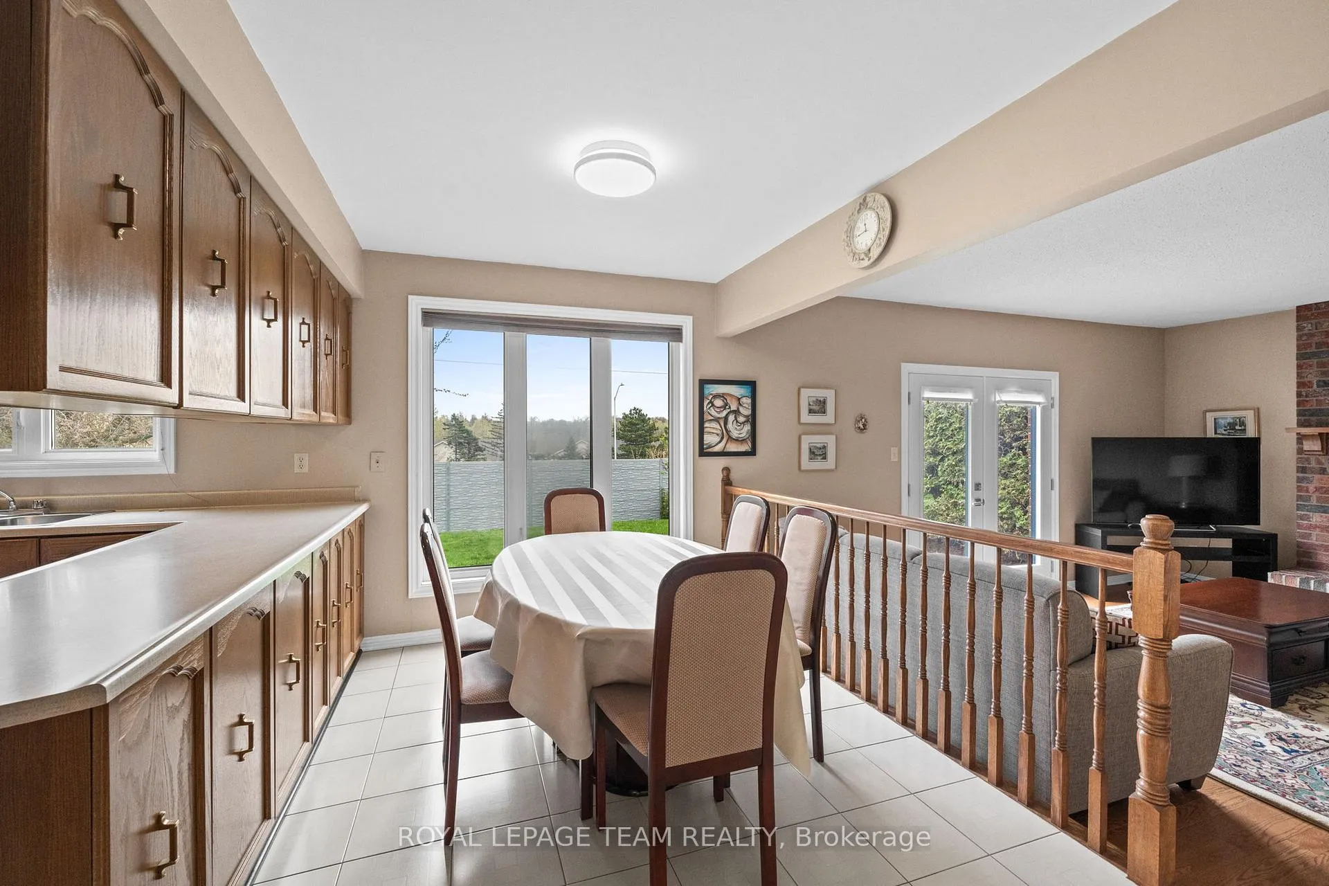 Photo 10 of 28 Parmalea Crescent, Ottawa, Pineglen/Country Place — HOMEH