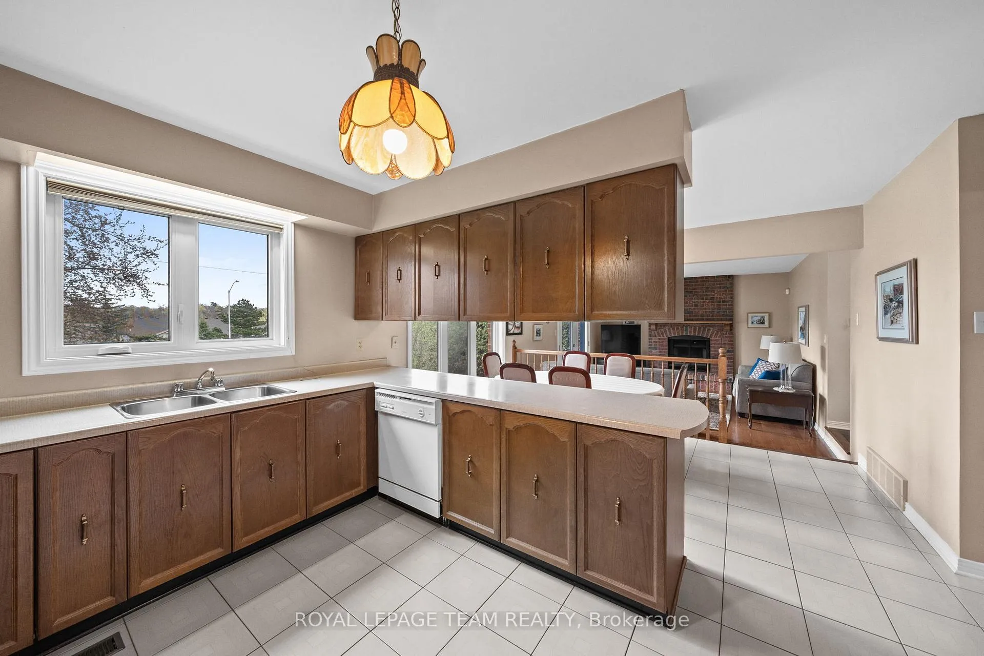 Photo 12 of 28 Parmalea Crescent, Ottawa, Pineglen/Country Place — HOMEH