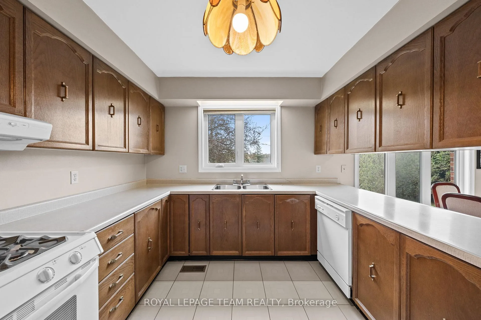 Photo 13 of 28 Parmalea Crescent, Ottawa, Pineglen/Country Place — HOMEH