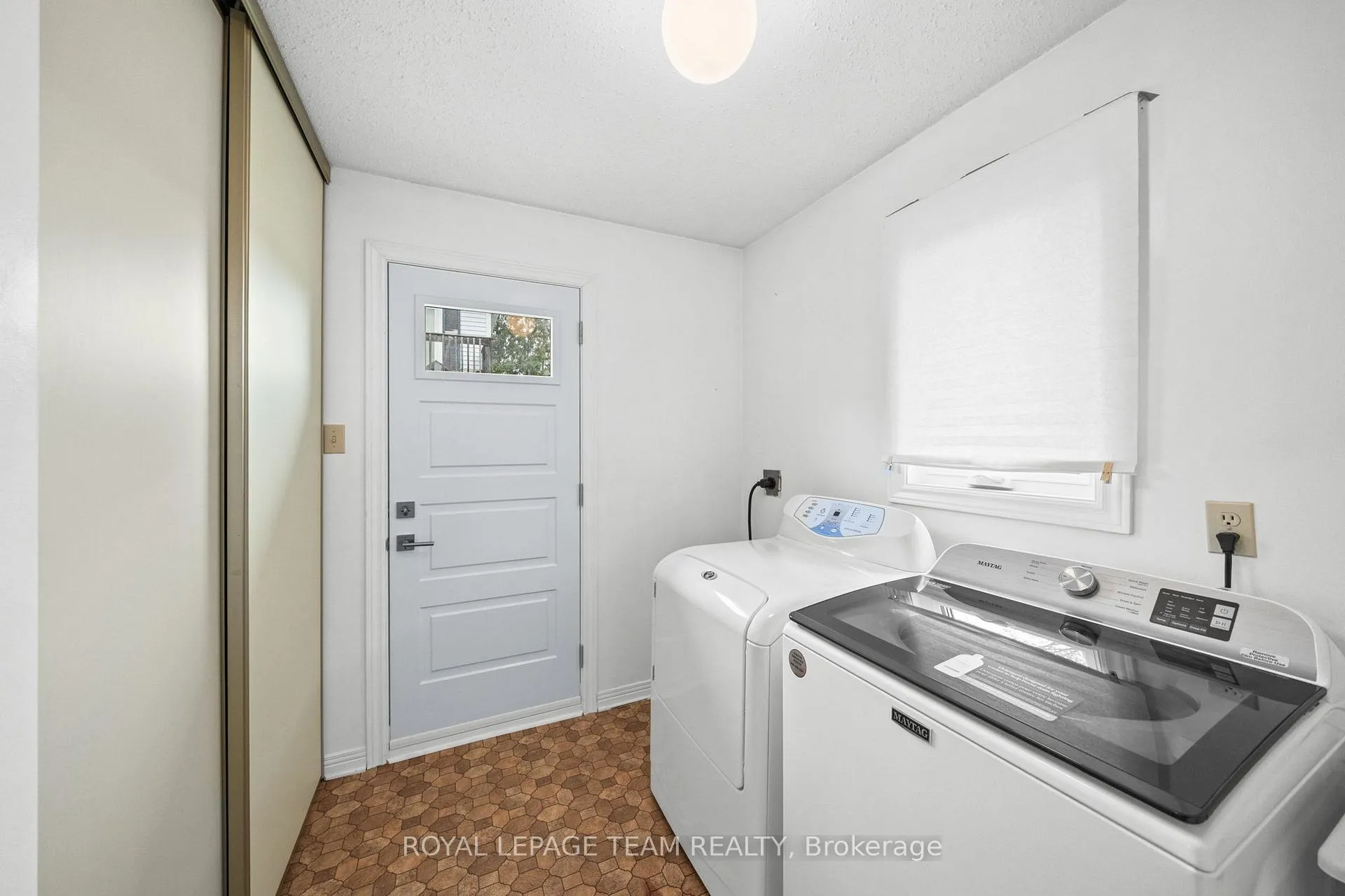 Photo 14 of 28 Parmalea Crescent, Ottawa, Pineglen/Country Place — HOMEH