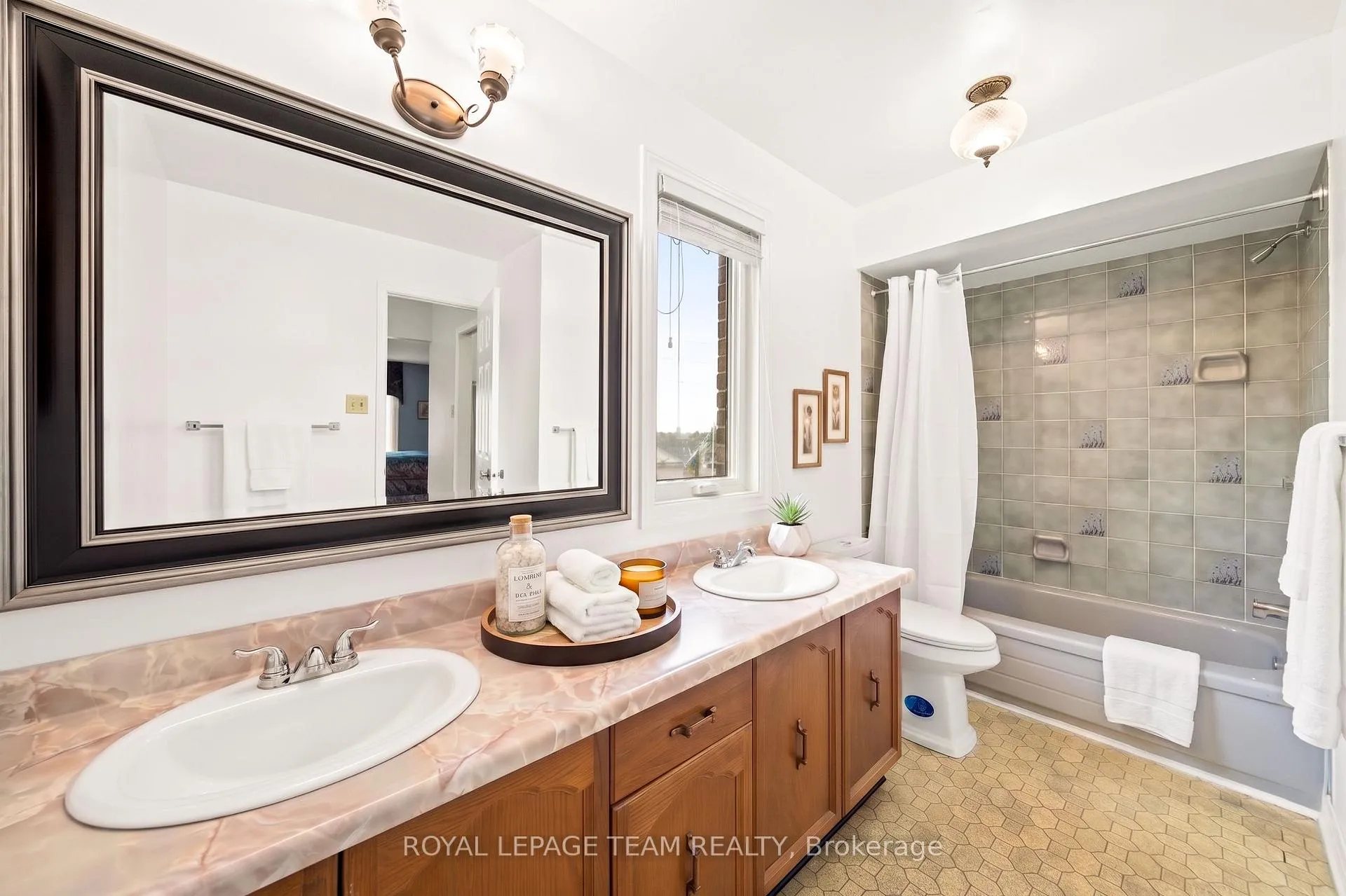 Photo 22 of 28 Parmalea Crescent, Ottawa, Pineglen/Country Place — HOMEH