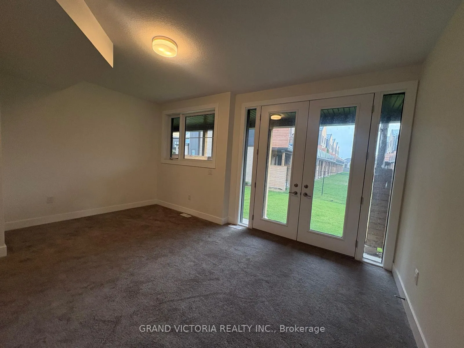 Photo 3 of Unit 50, 2273 Turnberry Road, Burlington, Rose — HOMEH
