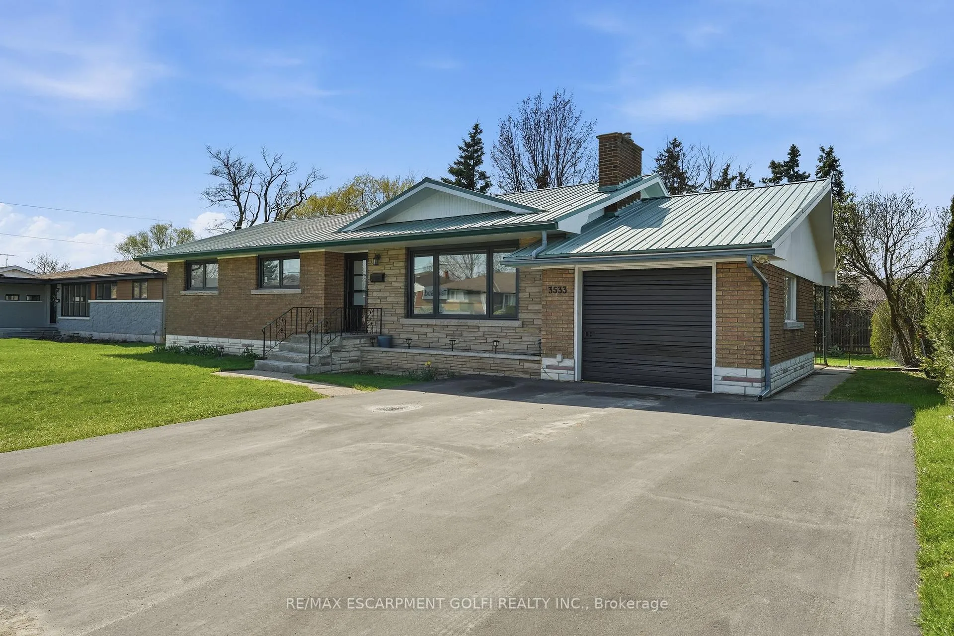 Photo 2 of 3533 Dorchester Road, Niagara Falls, Casey — HOMEH