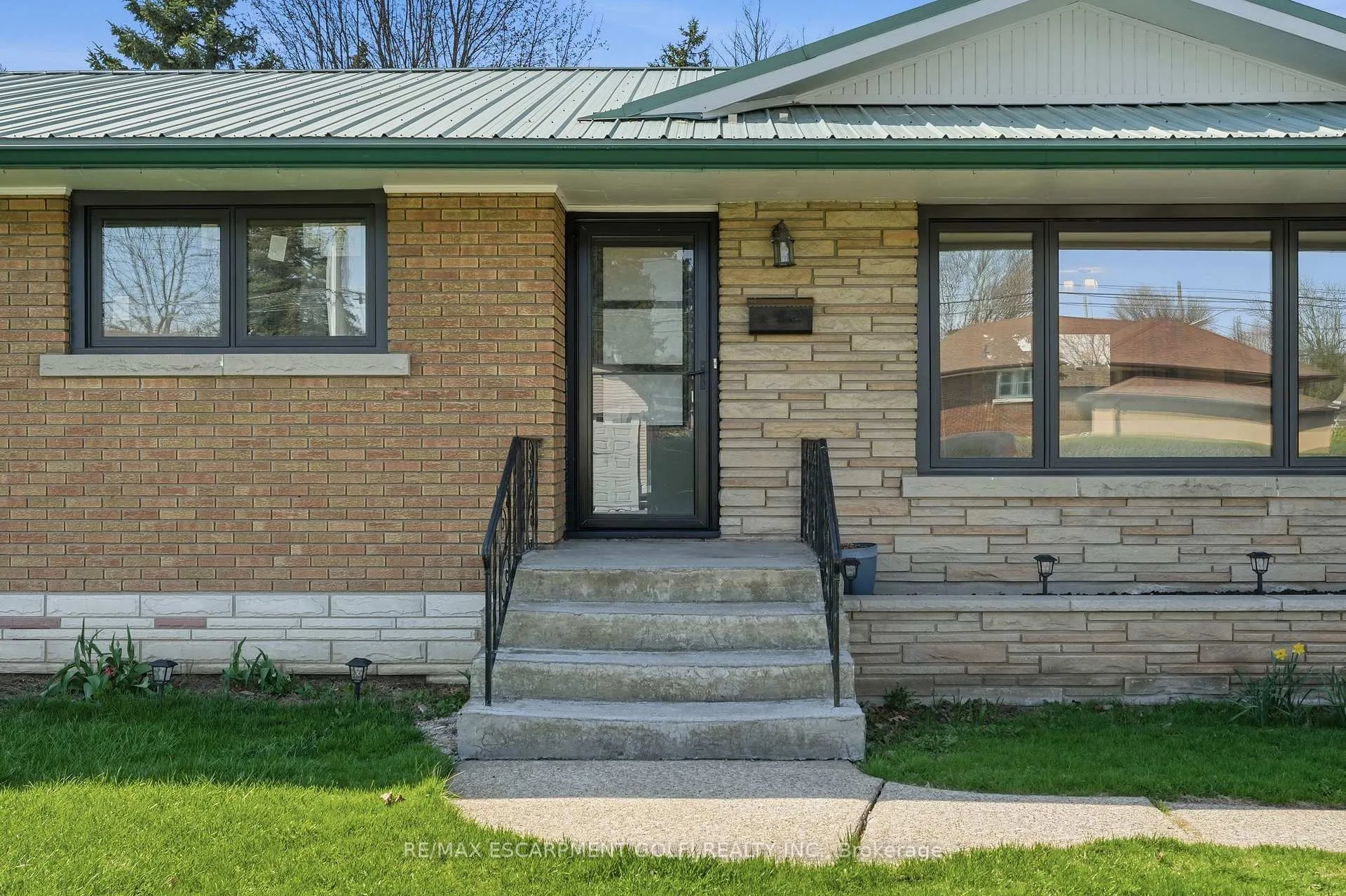 Photo 3 of 3533 Dorchester Road, Niagara Falls, Casey — HOMEH
