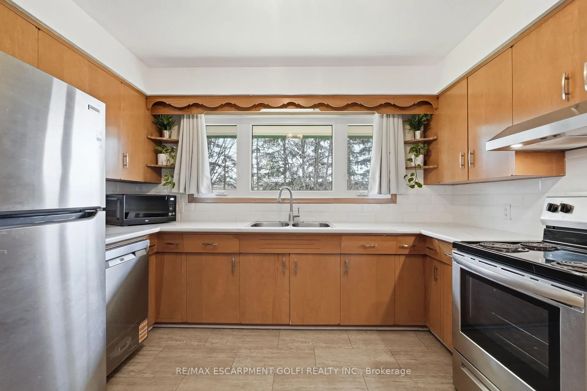 Photo 10 of 3533 Dorchester Road, Niagara Falls, Casey — HOMEH