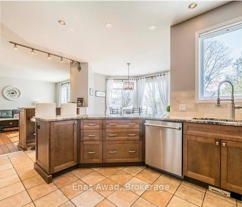 Photo 7 of 19 Farmfield Crescent, Ottawa, Kanata - Emerald Meadows/Trailwest — HOMEH