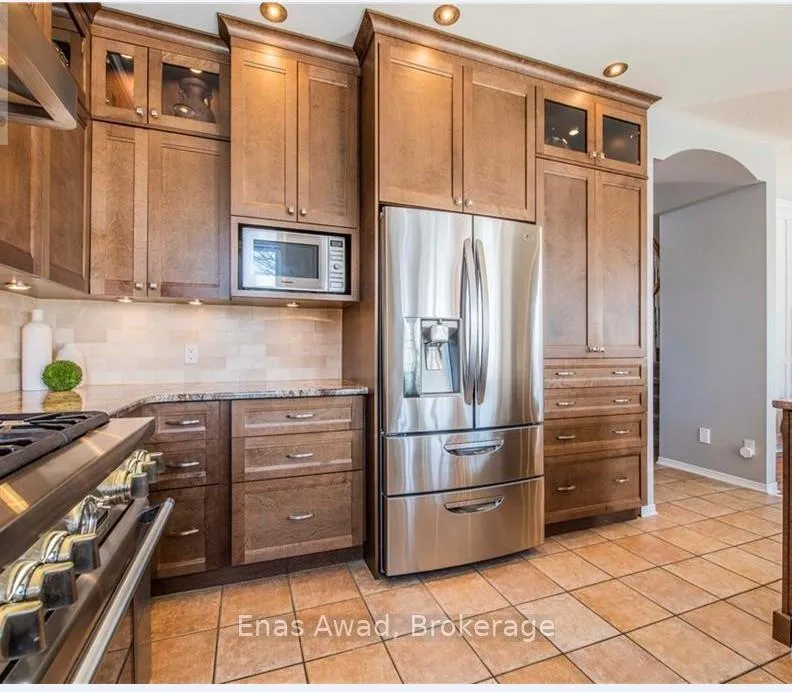 Photo 8 of 19 Farmfield Crescent, Ottawa, Kanata - Emerald Meadows/Trailwest — HOMEH