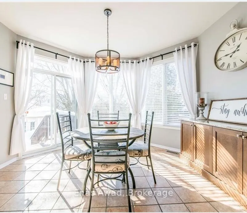 Photo 9 of 19 Farmfield Crescent, Ottawa, Kanata - Emerald Meadows/Trailwest — HOMEH