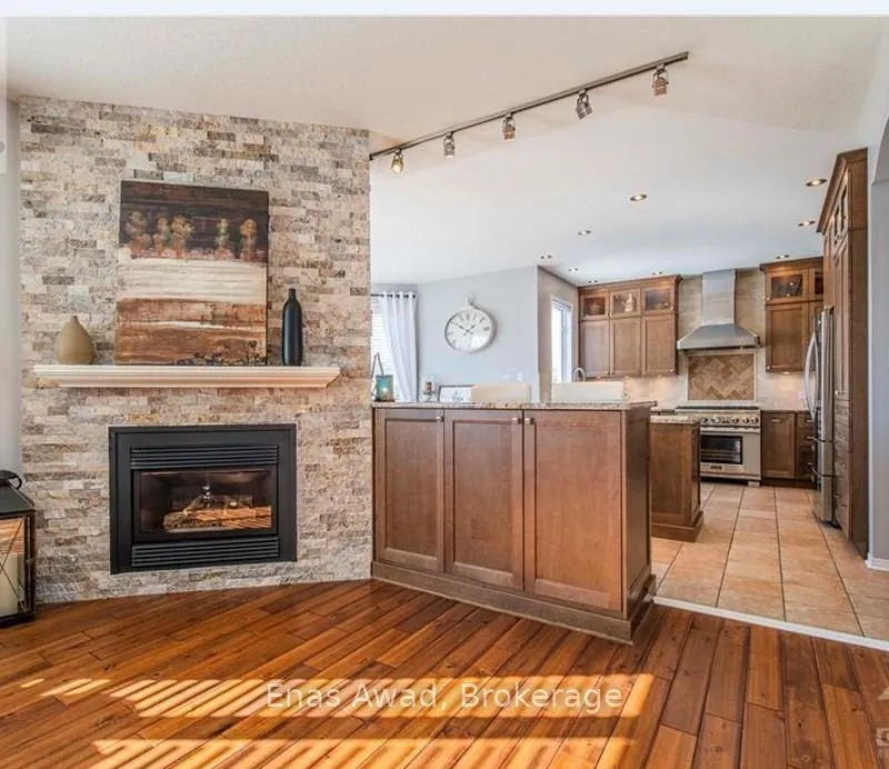 Photo 12 of 19 Farmfield Crescent, Ottawa, Kanata - Emerald Meadows/Trailwest — HOMEH