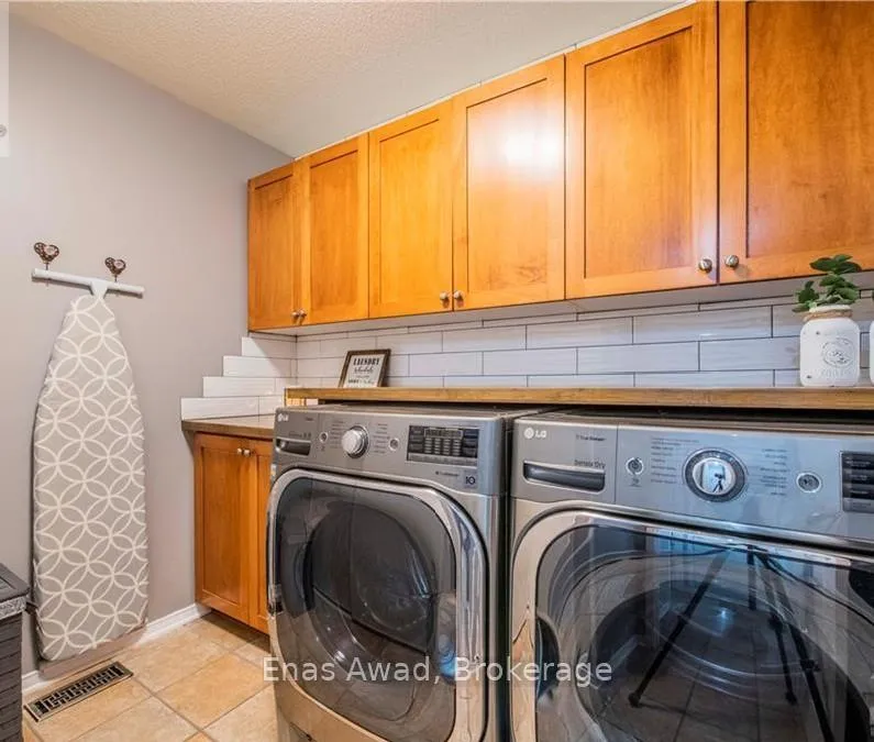 Photo 13 of 19 Farmfield Crescent, Ottawa, Kanata - Emerald Meadows/Trailwest — HOMEH