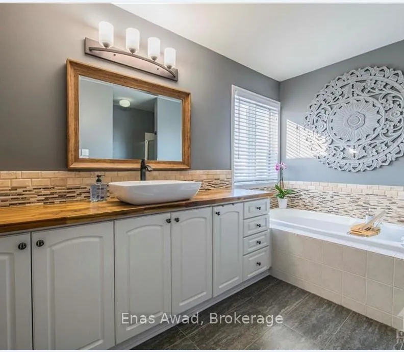 Photo 17 of 19 Farmfield Crescent, Ottawa, Kanata - Emerald Meadows/Trailwest — HOMEH