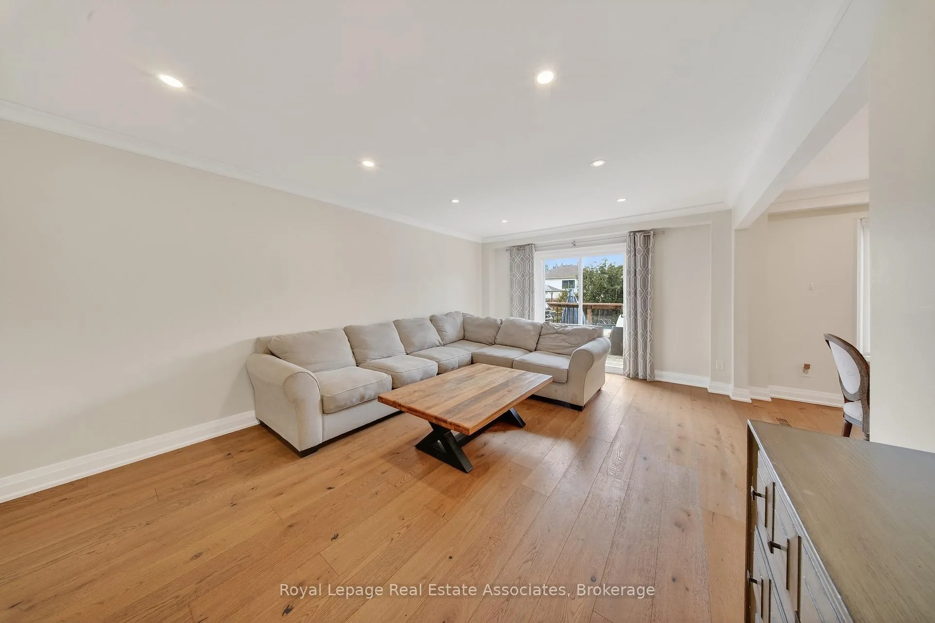 Photo 6 of 67 Beechnut Crescent, Clarington, Courtice — HOMEH