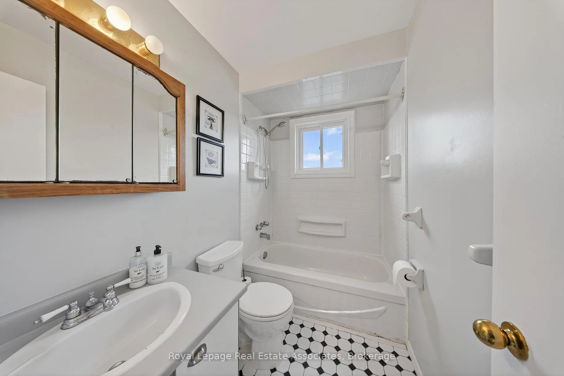 Photo 26 of 67 Beechnut Crescent, Clarington, Courtice — HOMEH
