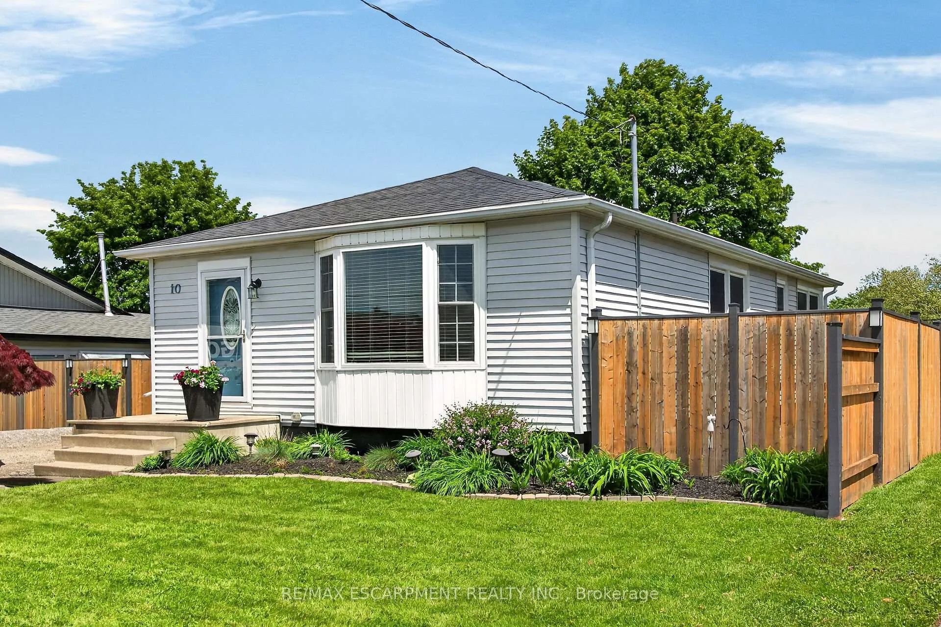 Photo 2 of 10 Frederick Street, St. Catharines, Western Hill — HOMEH
